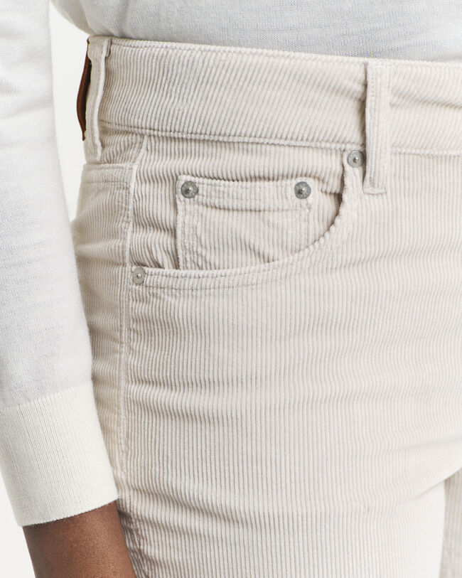 Cordjeans mit ausgestelltem Bein