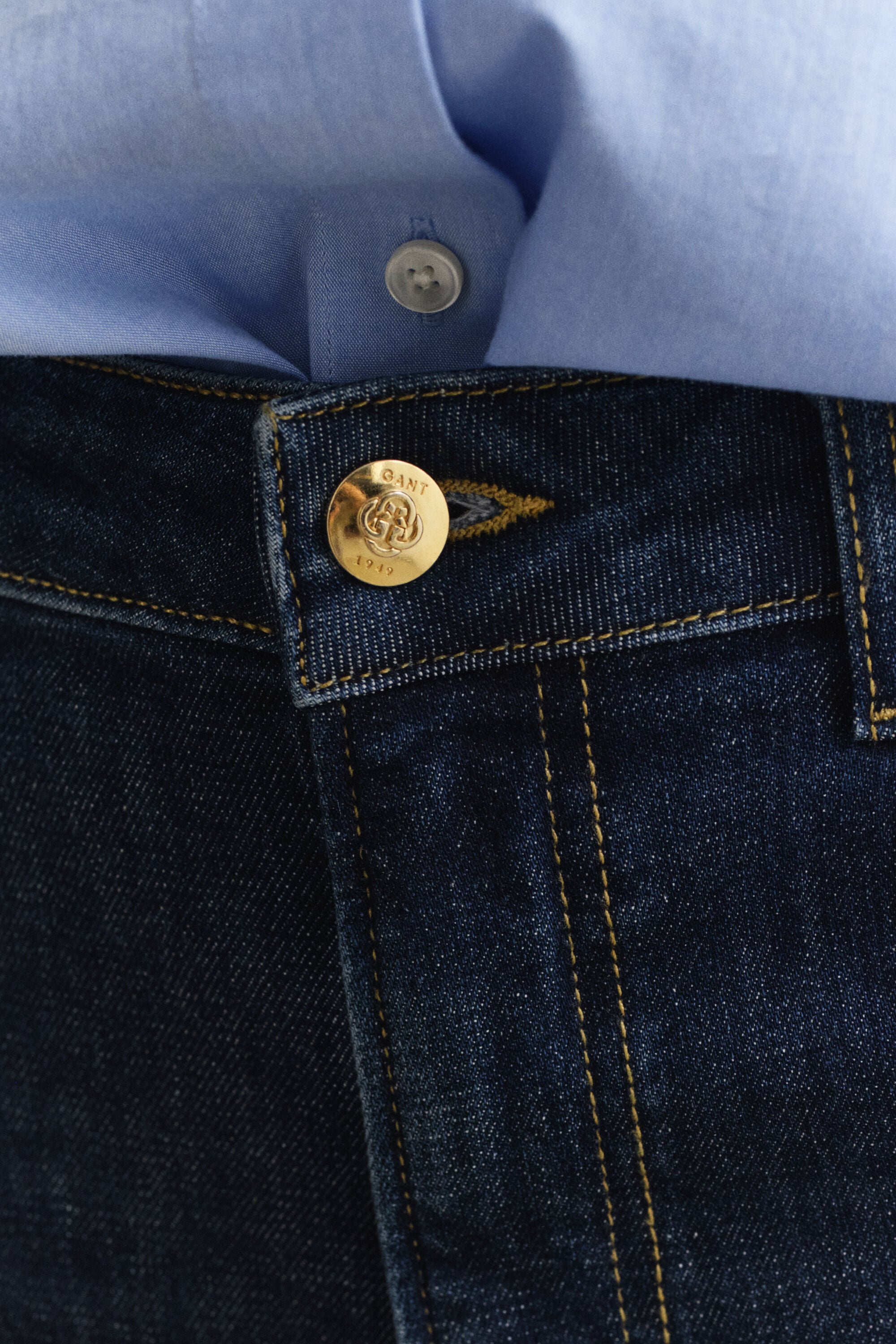 Ausgestellte Slim Fit Jeans mit Biesen