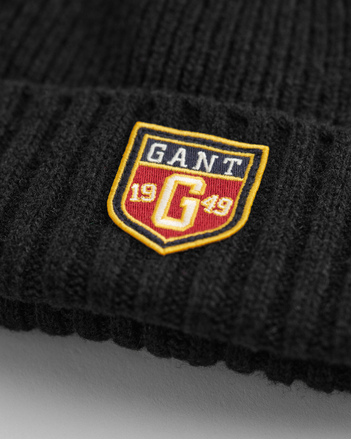 Badge Beanie und Schal aus Wolle im Geschenkset