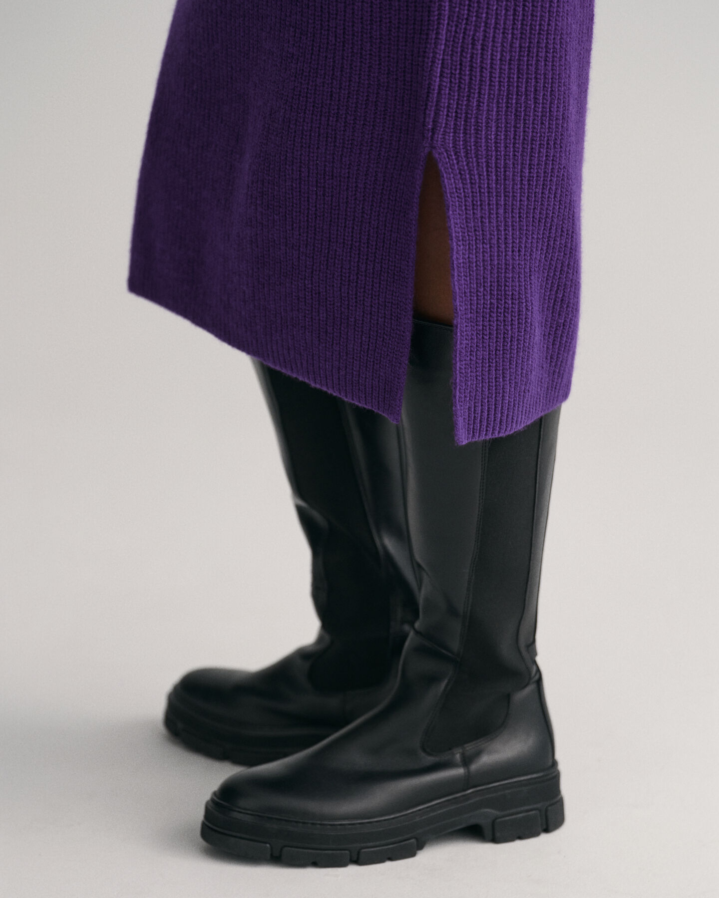 Geripptes Wollkeid mit V-Ausschnitt