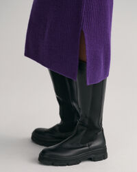 Geripptes Wollkeid mit V-Ausschnitt