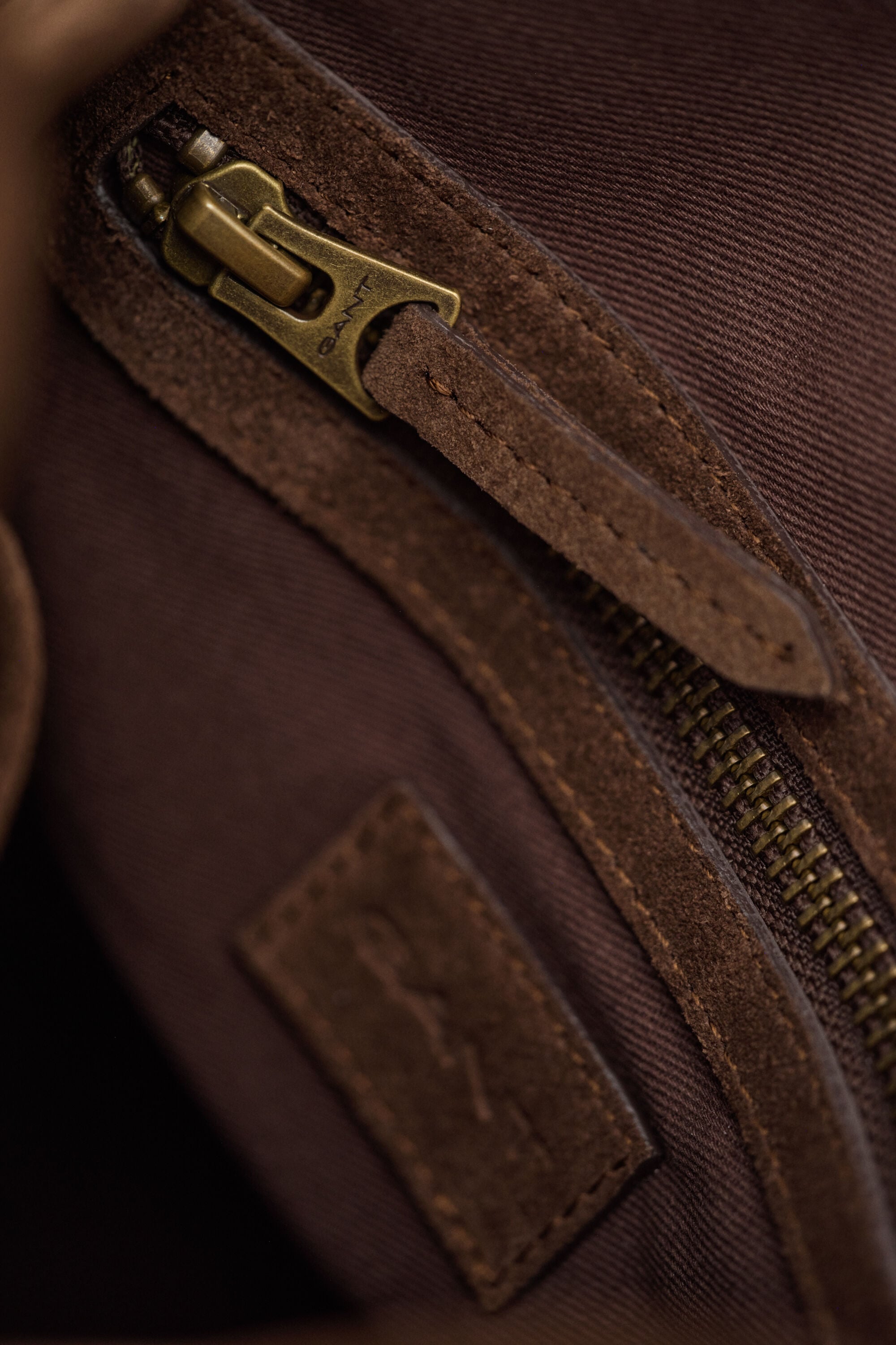 Schultertasche aus Veloursleder