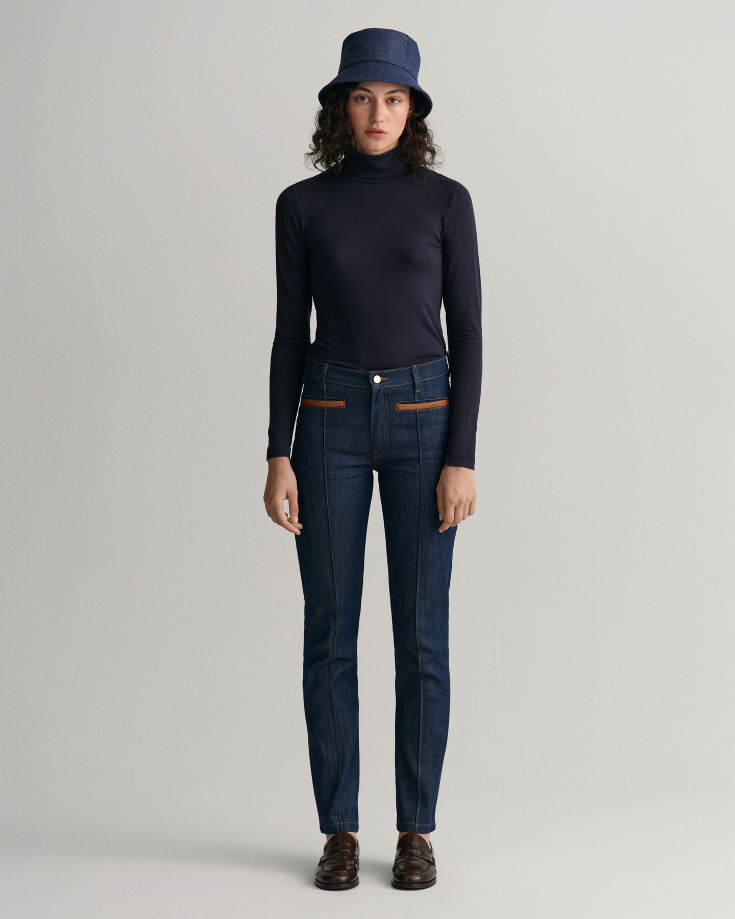 Slim Fit Jeans mit Lederdetails