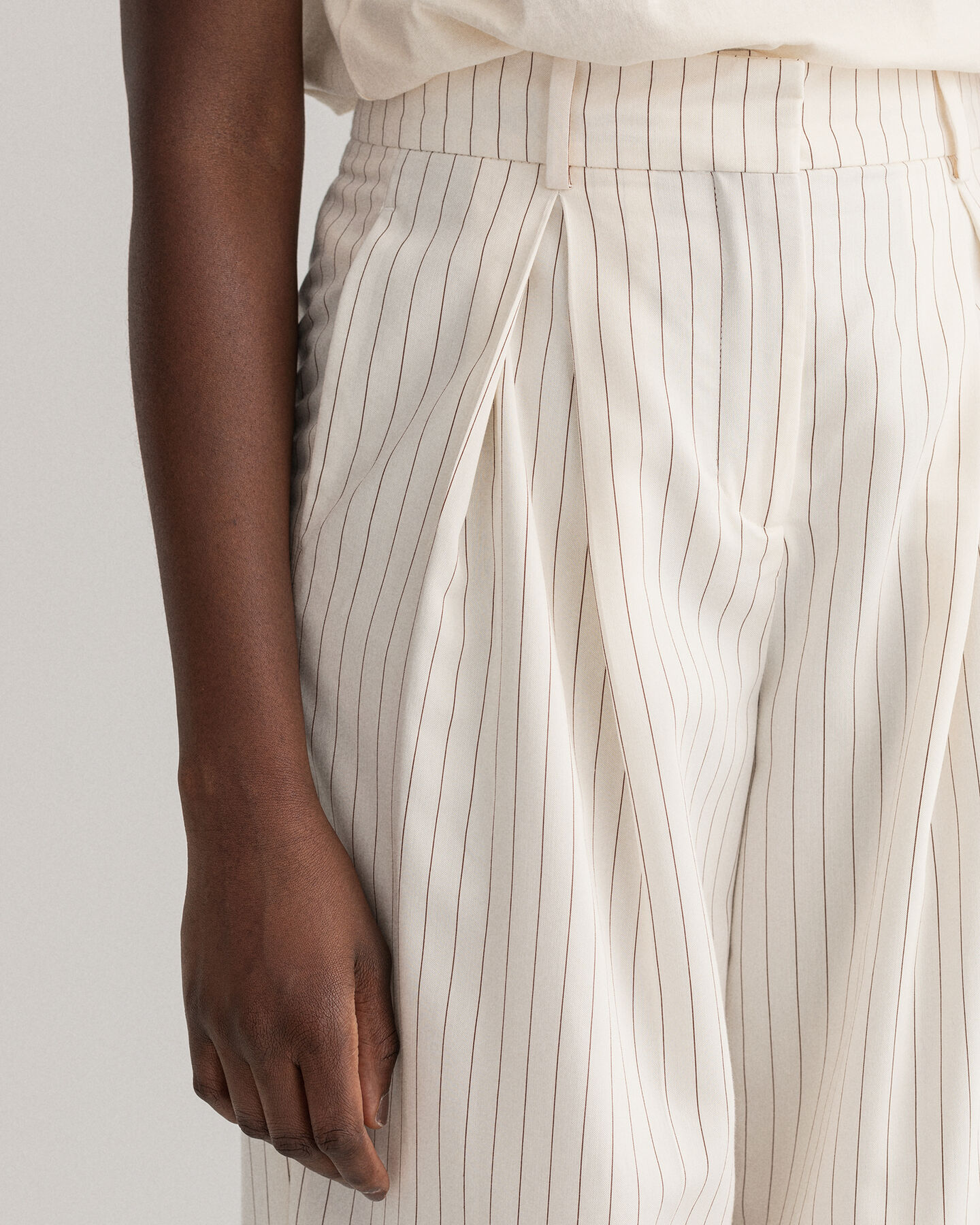 Nadelstreifenhose mit Falten und weitem Bein