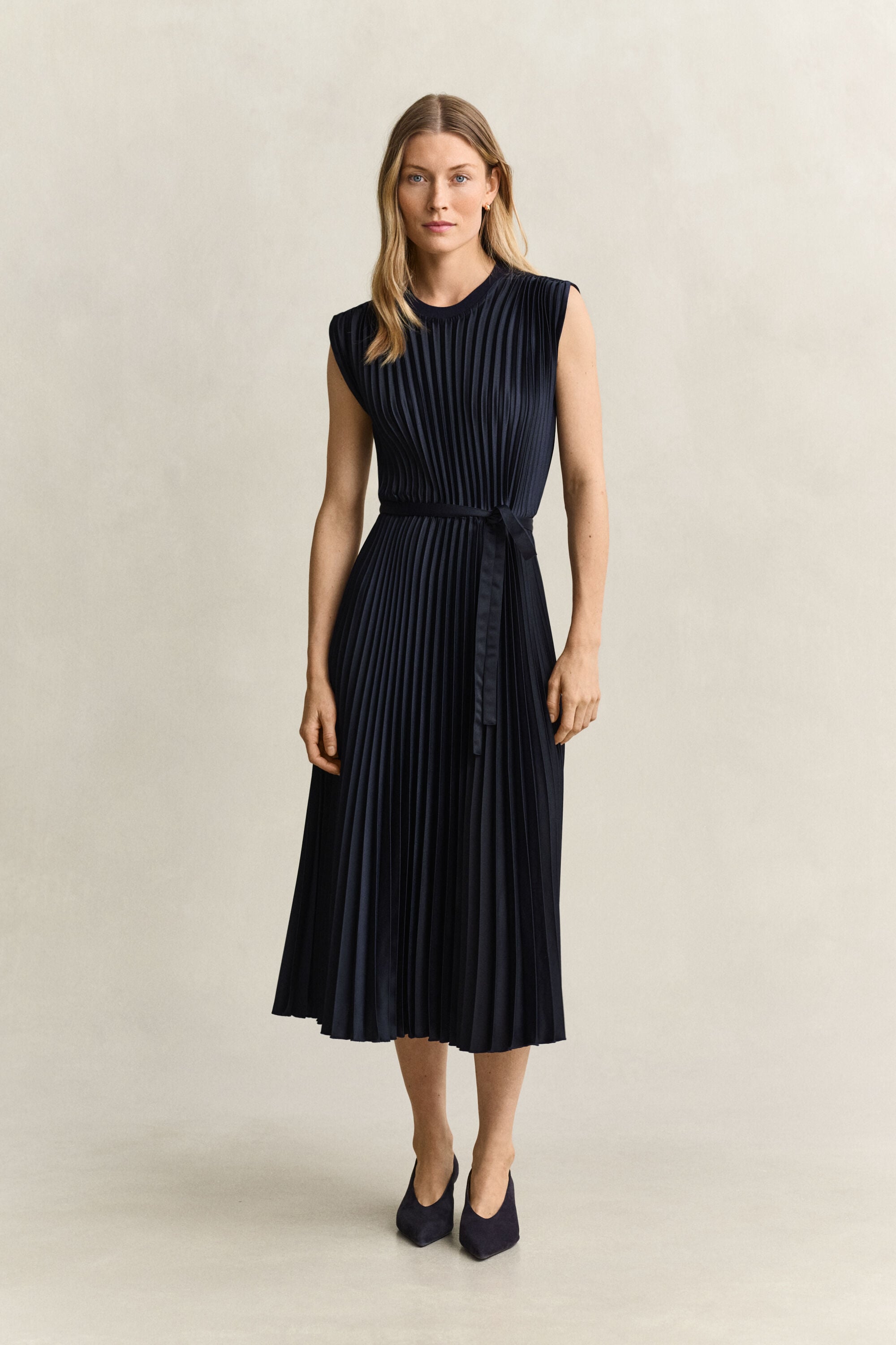 Plissiertes Kleid mit Gürtel