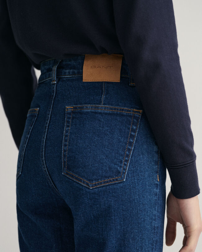 Verkürzte Jeans mit ausgestelltem Bein