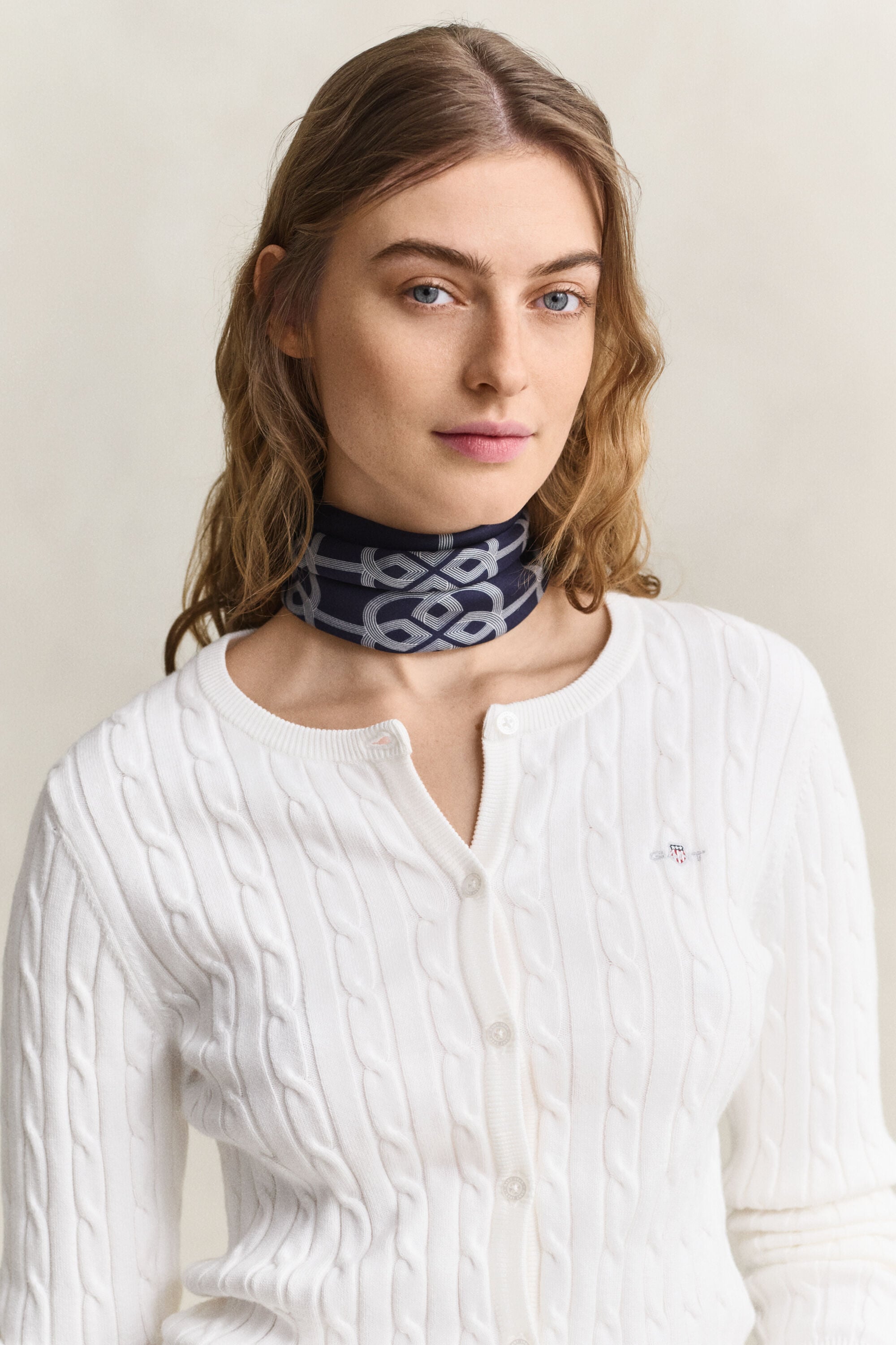 Strickjacke aus Stretch-Baumwolle mit Zopfmuster