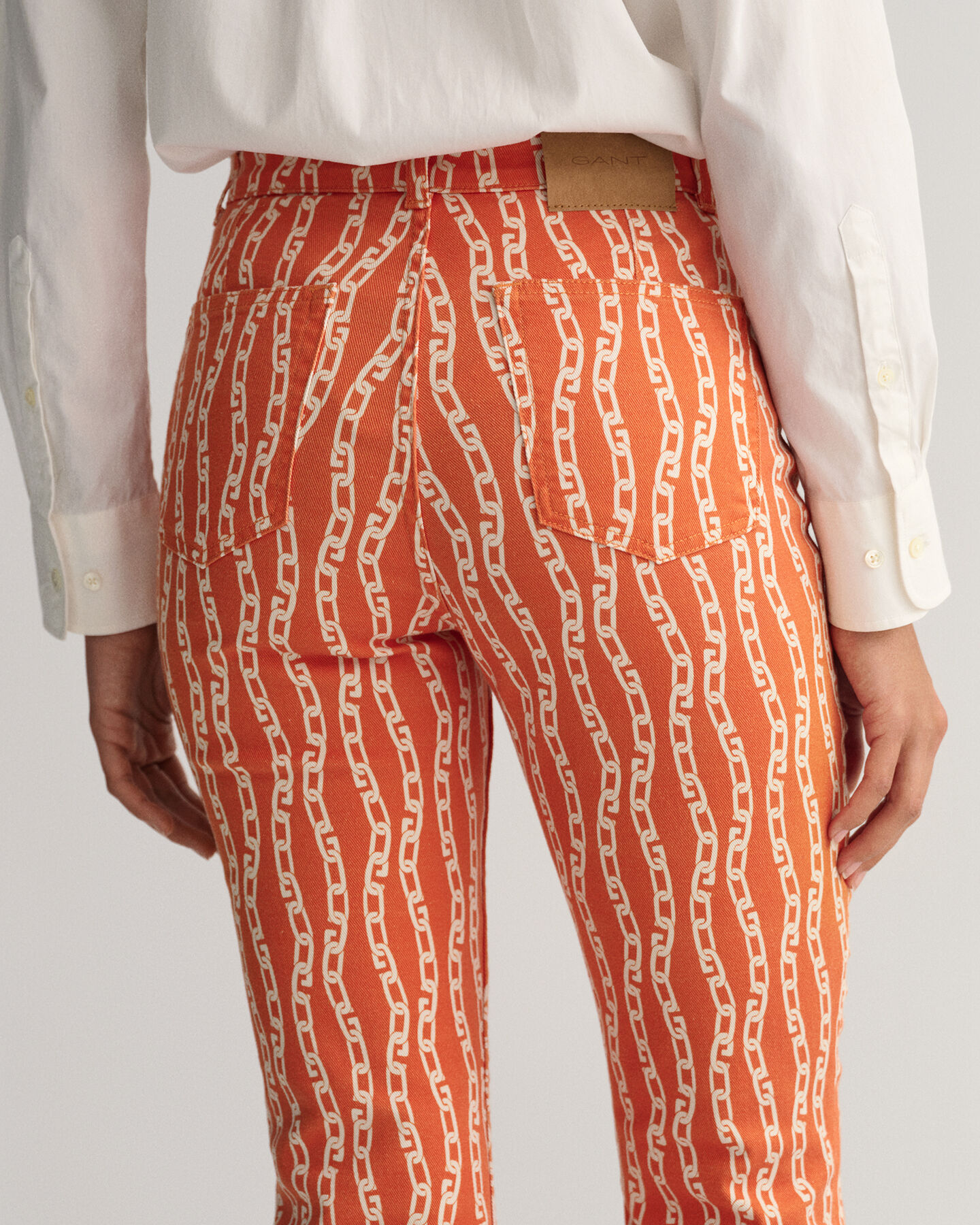 Verk&uuml;rzte Jeans mit Kettenprint