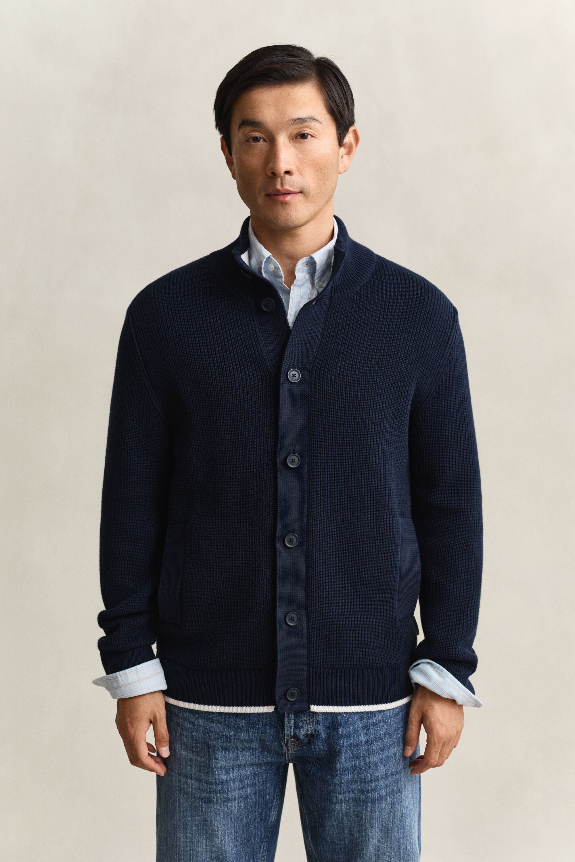 Gerippte Strickjacke zum Knöpfen