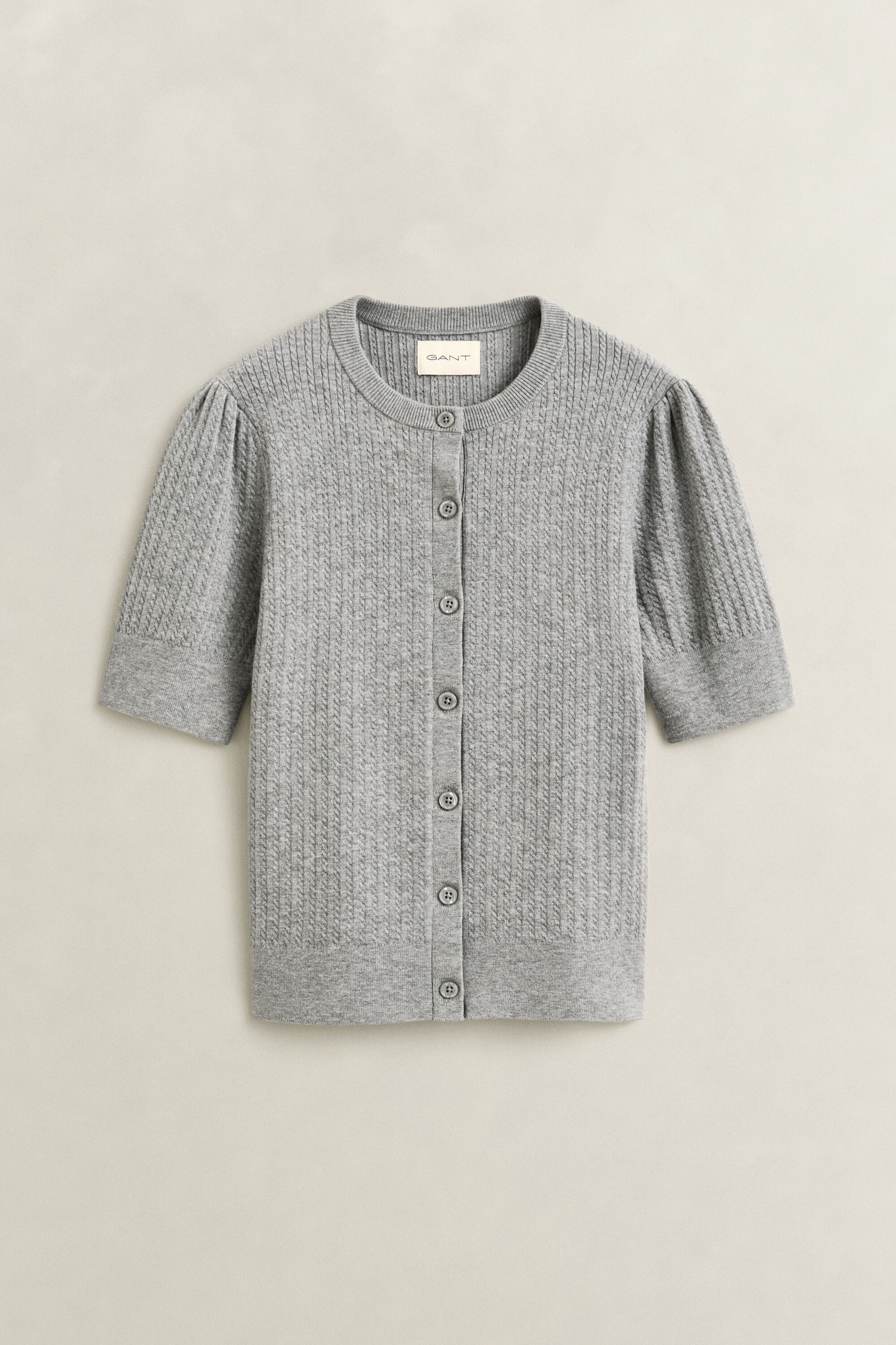 Kurzarmstrickjacke mit Zopfmuster