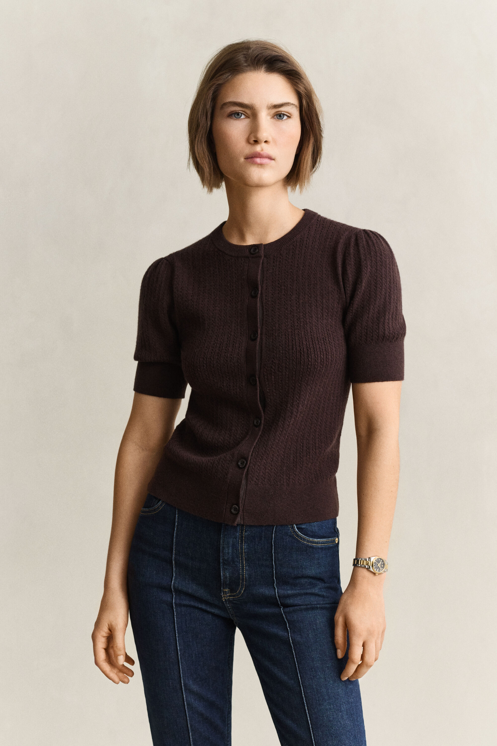 Kurzarmstrickjacke mit Zopfmuster