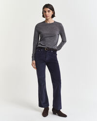 Cordjeans mit ausgestelltem Bein