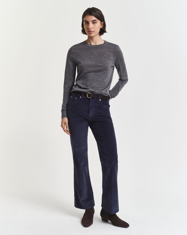 Cordjeans mit ausgestelltem Bein