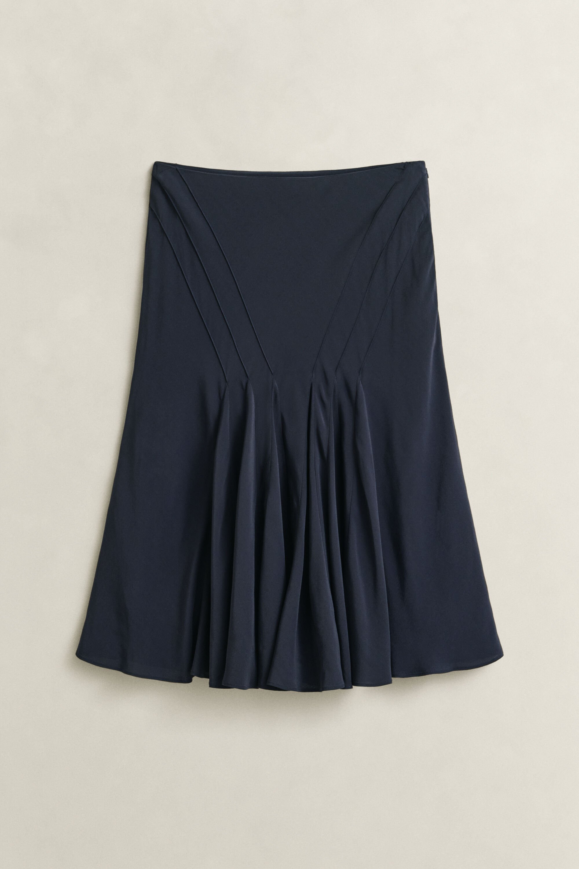 Ausgestellter schräg geschnittener Rock