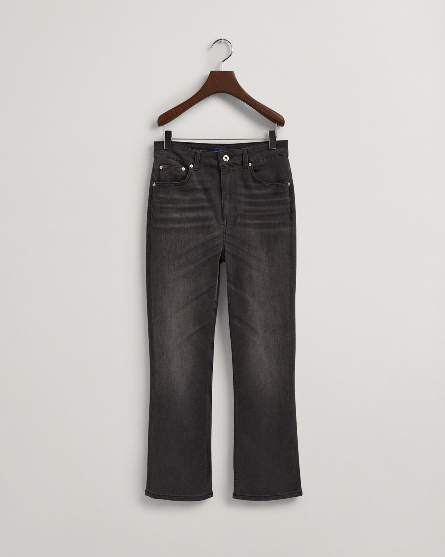 Verk&uuml;rzte Jeans mit ausgestelltem Bein