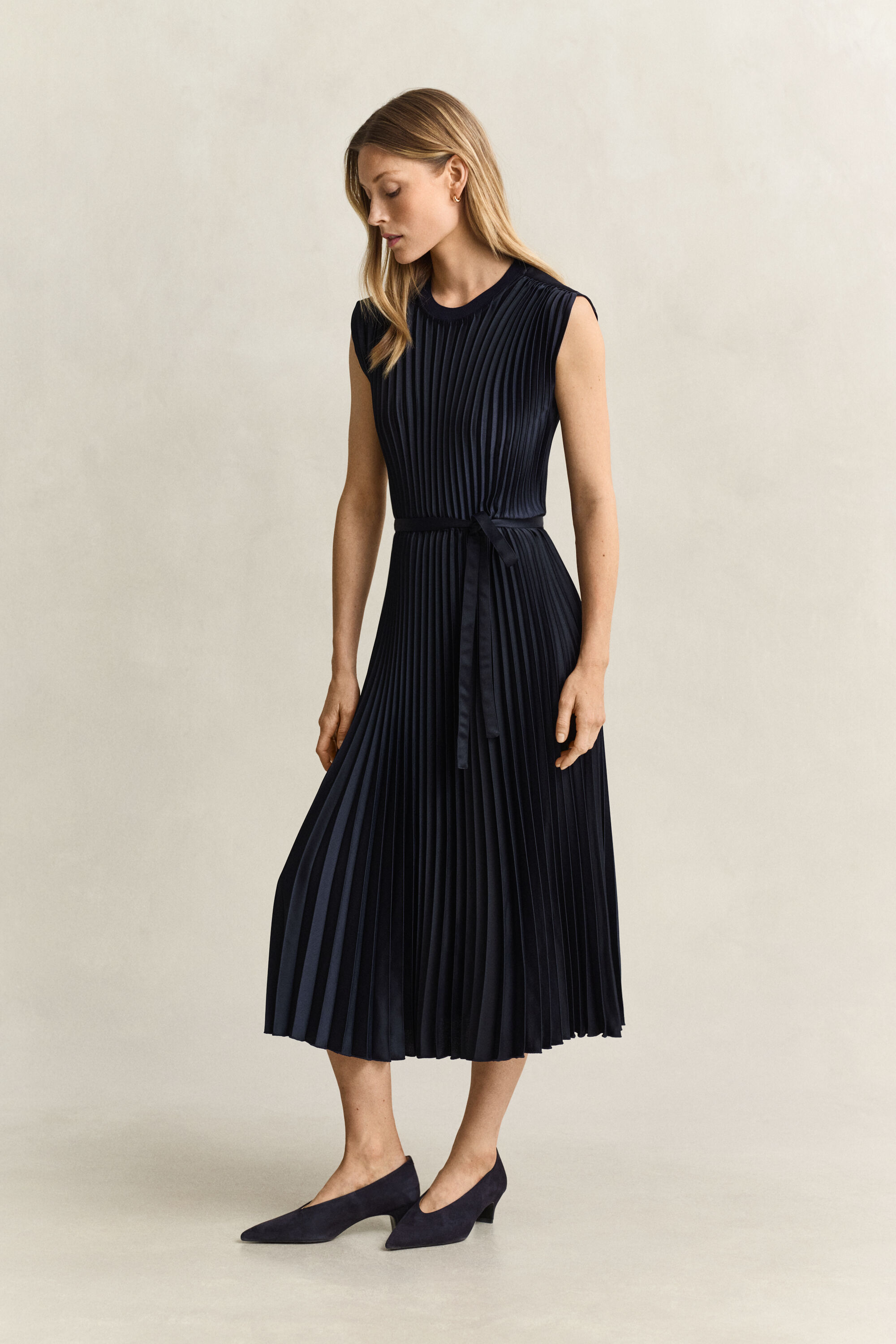 Plissiertes Kleid mit Gürtel