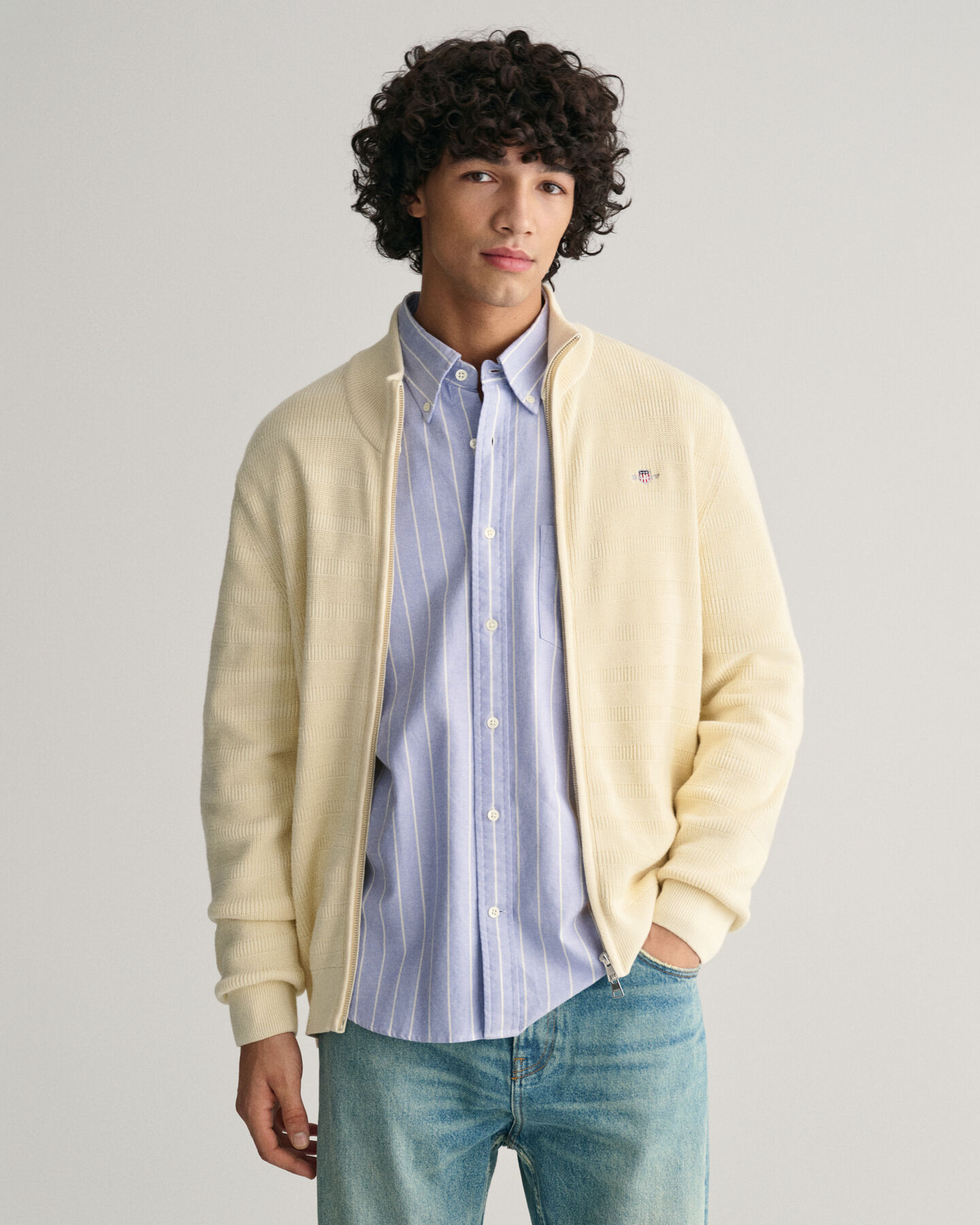 Gestreifte Strickjacke aus strukturierter Baumwolle mit Rei&szlig;verschluss
