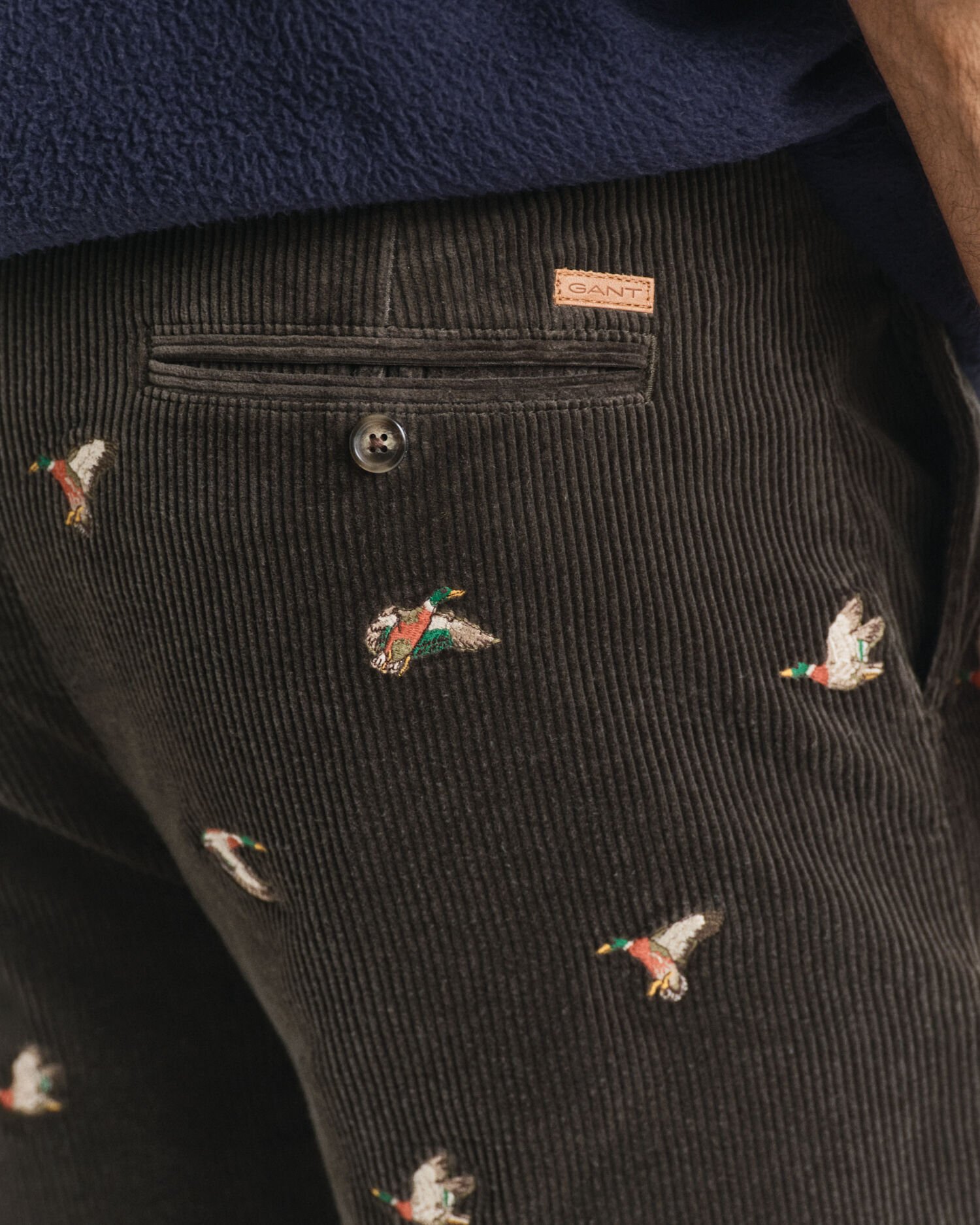 Straight Fit Cordhose mit Stickerei