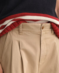 Voluminöse Chinohose mit Bundfalten