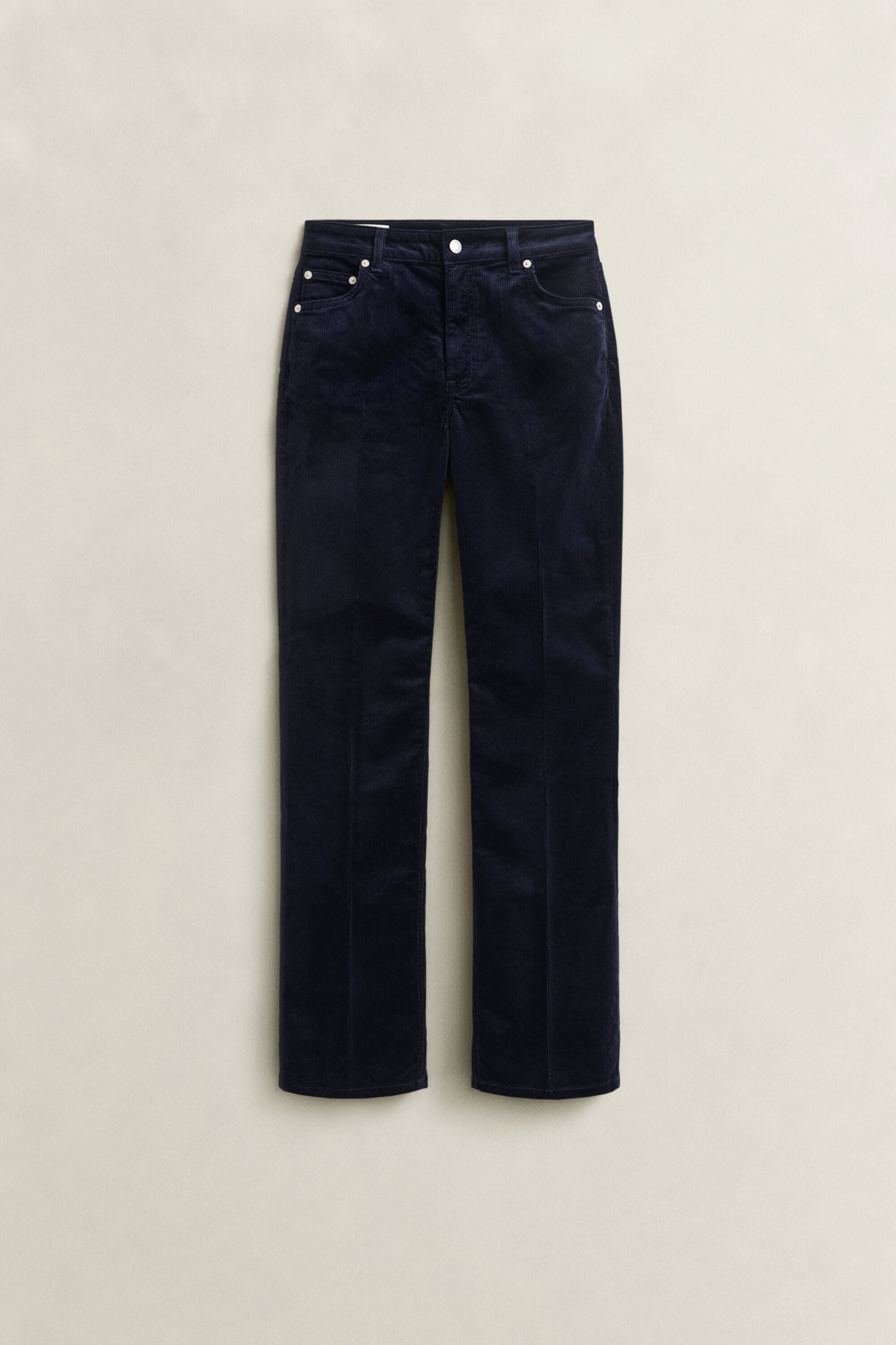 Cordjeans mit ausgestelltem Bein