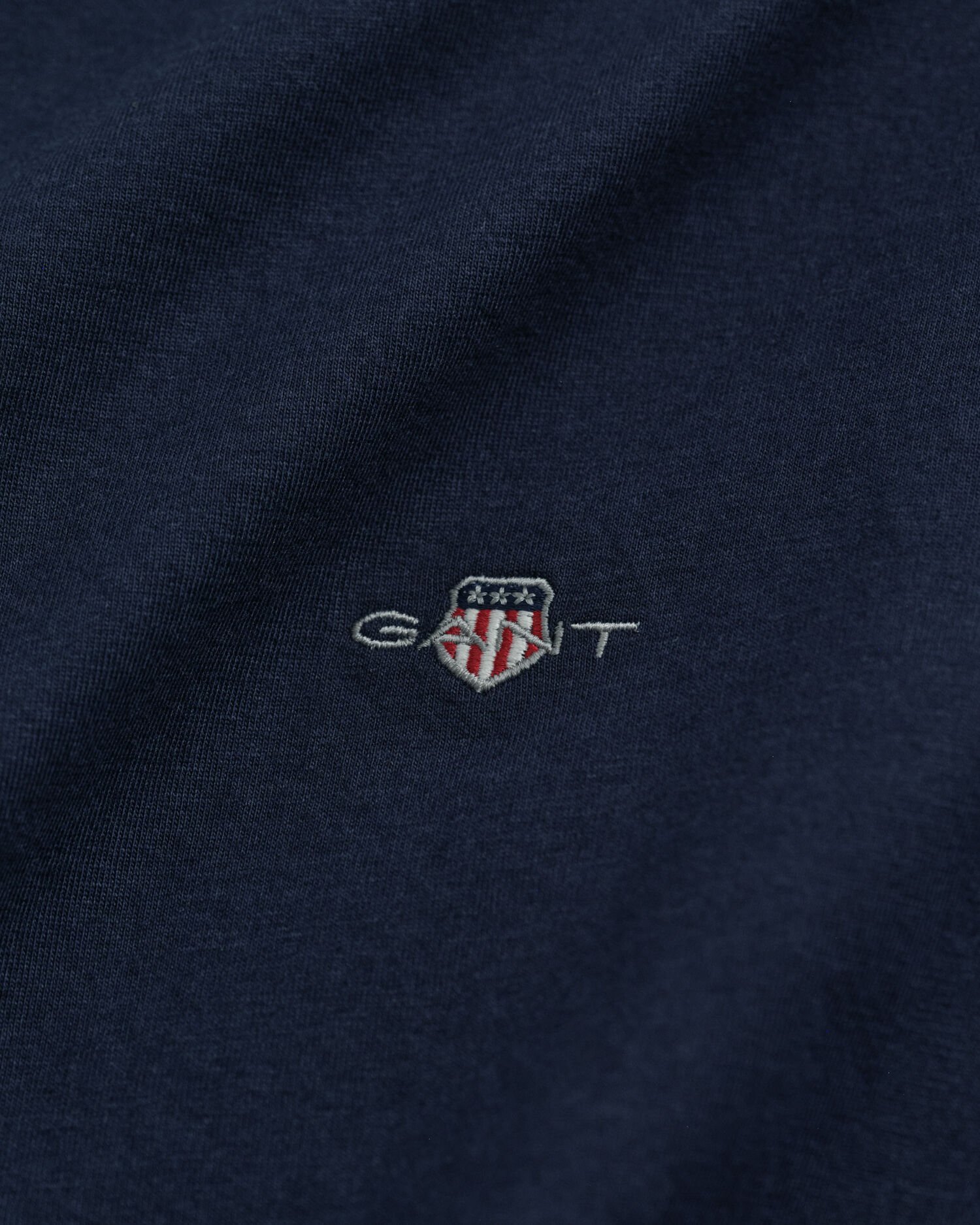 Slim Fit Shield T-Shirt mit V-Ausschnitt