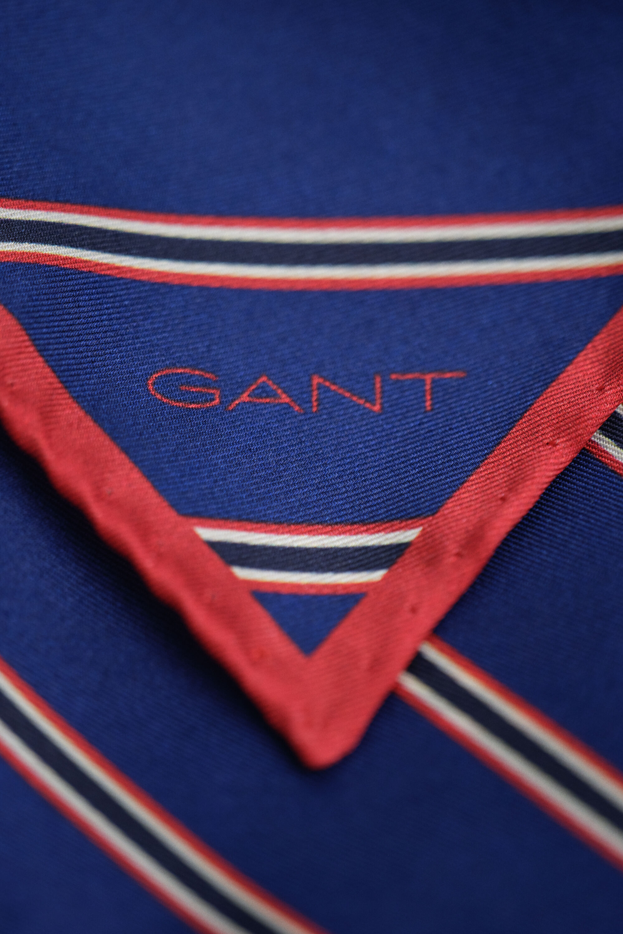 Gestreiftes Einstecktuch