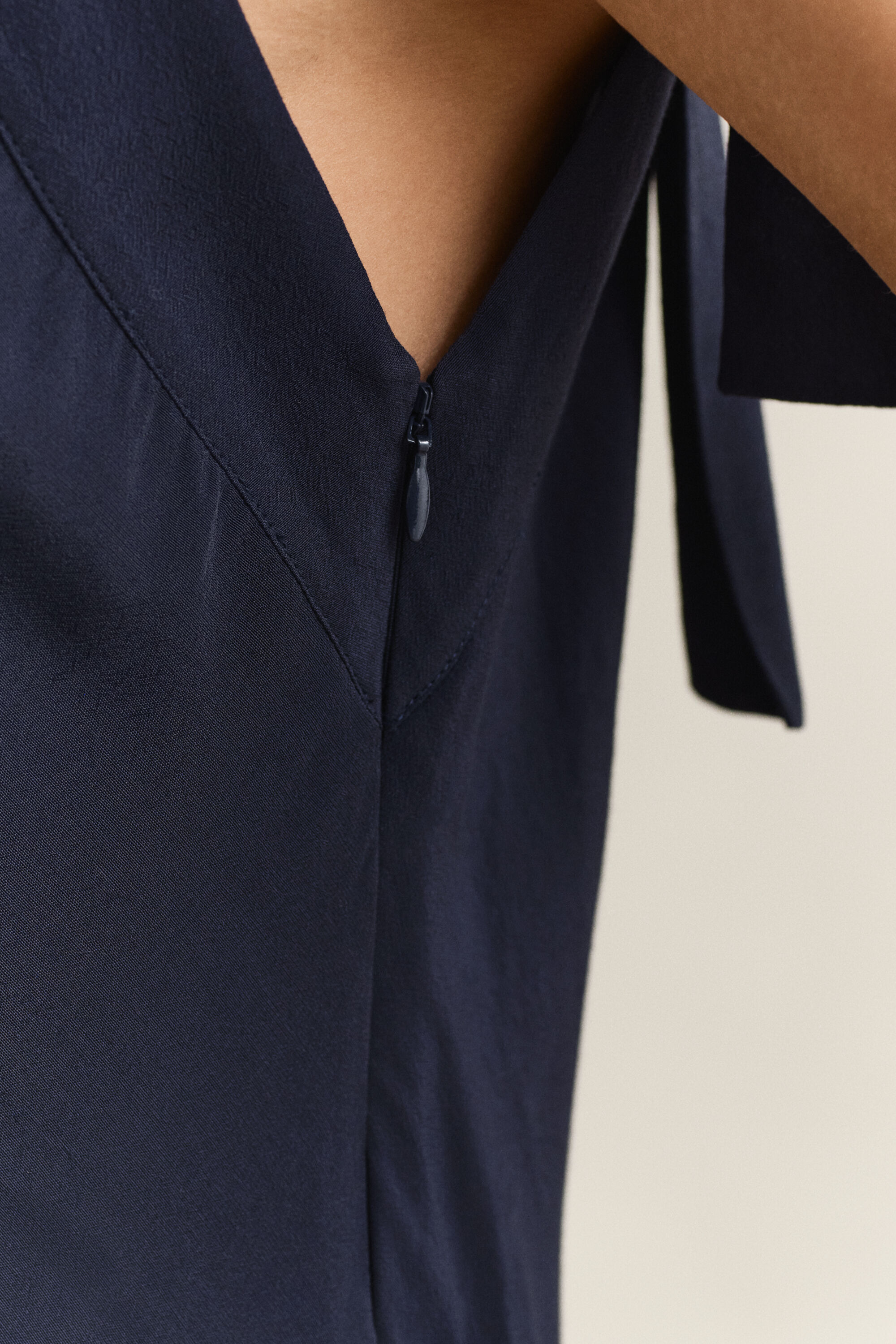 Schräg geschnittenes Trägerkleid