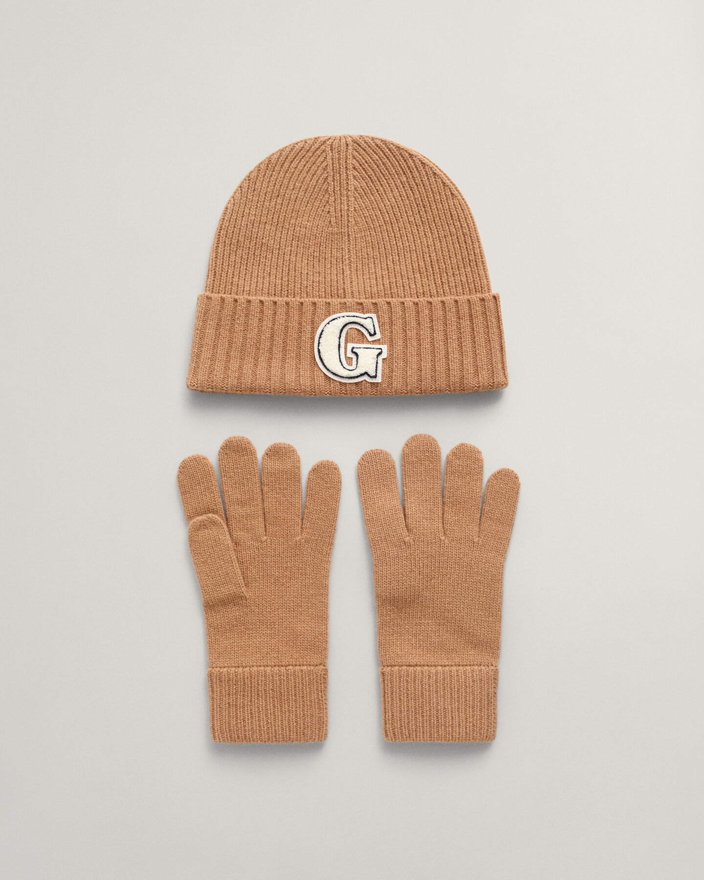 Beanie & Handschuhe mit G-Badge im Geschenkset