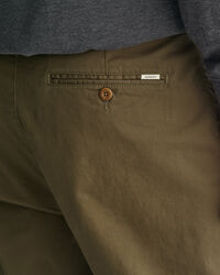 Schmal zulaufende Twill Chinohose