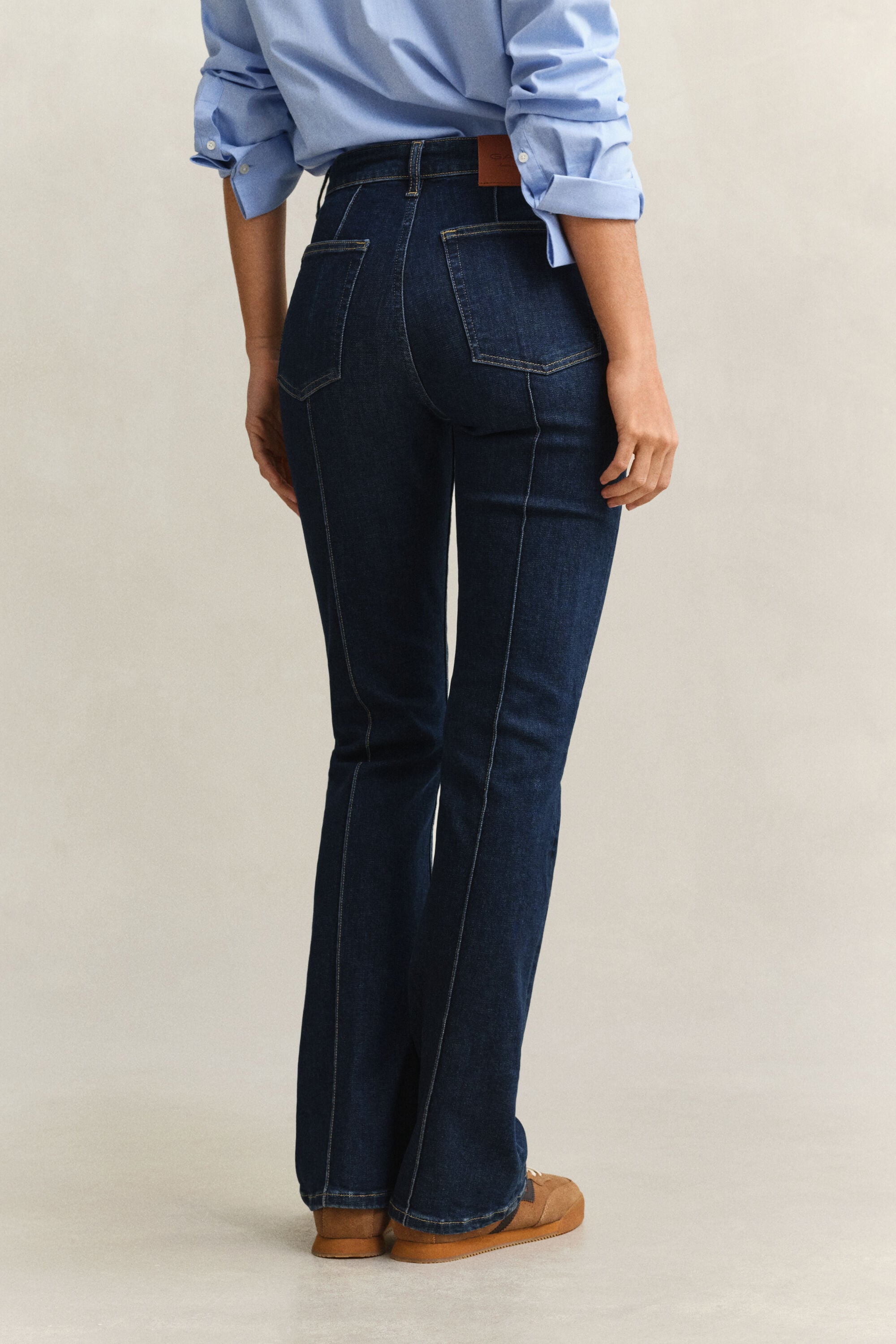 Ausgestellte Slim Fit Jeans mit Biesen