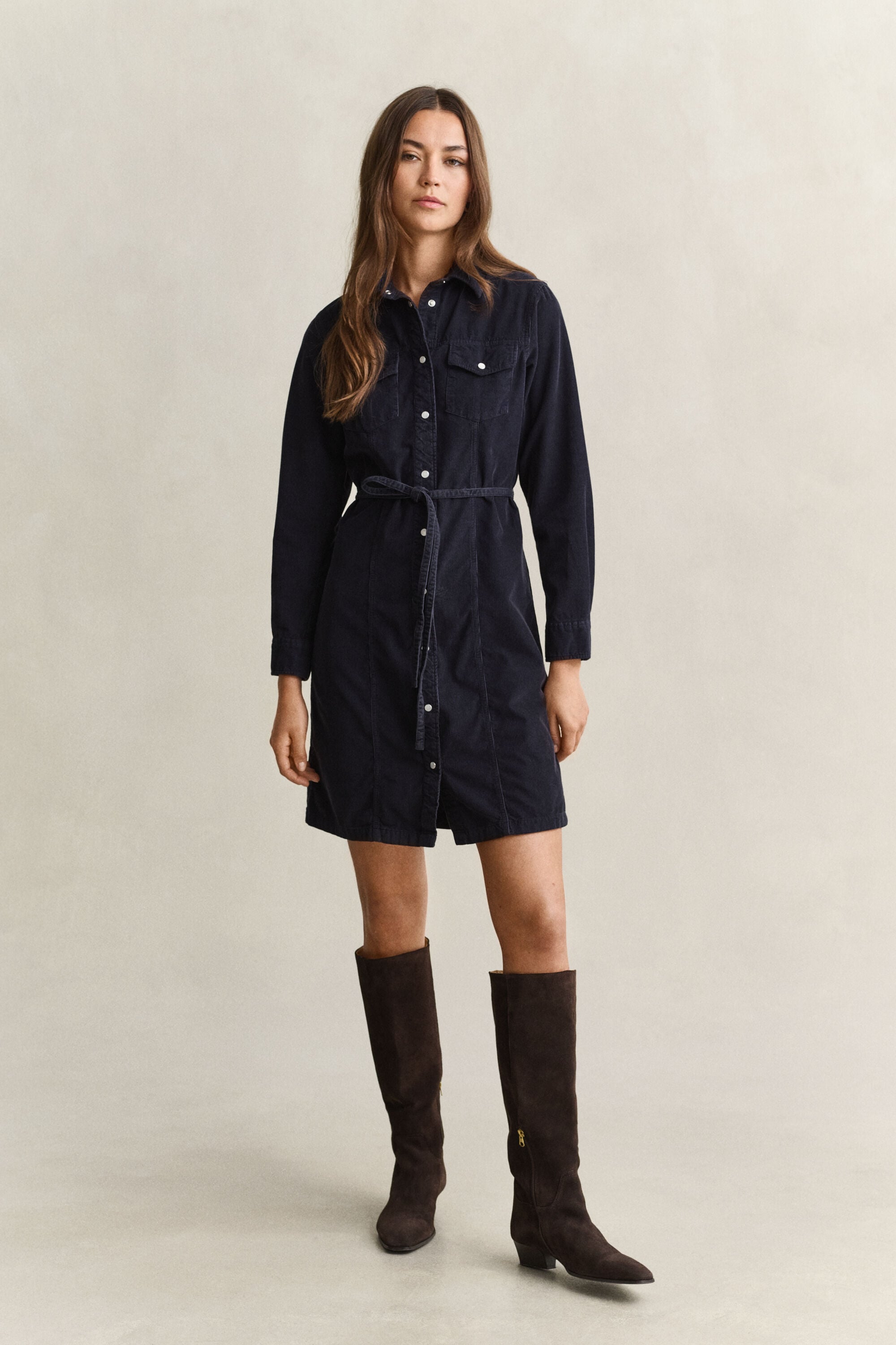 Hemdblusenkleid aus Cord mit Gürtel