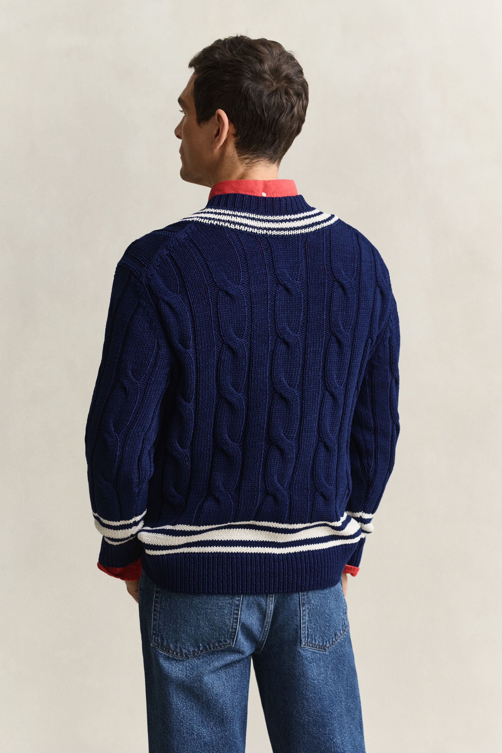 V-Neck Pullover mit Zopfmuster
