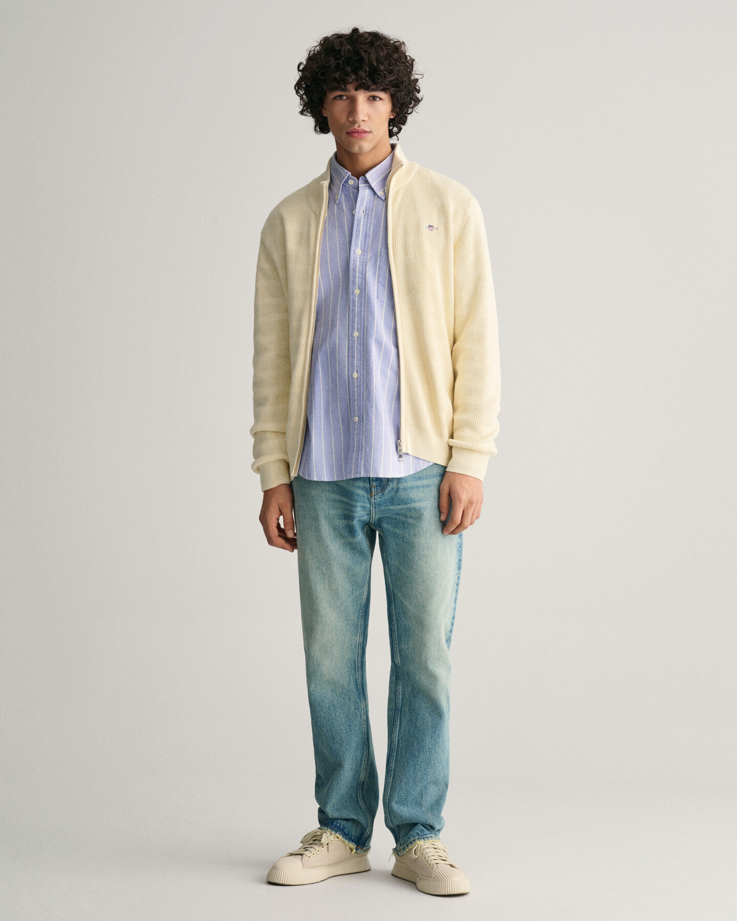 Gestreifte Strickjacke aus strukturierter Baumwolle mit Rei&szlig;verschluss