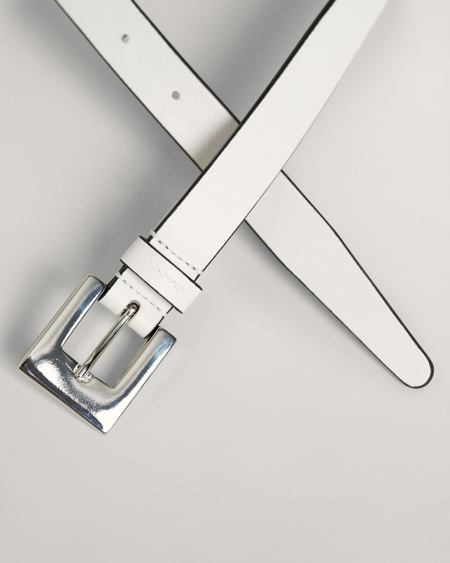 Schmaler G&uuml;rtel mit eckiger Schnalle