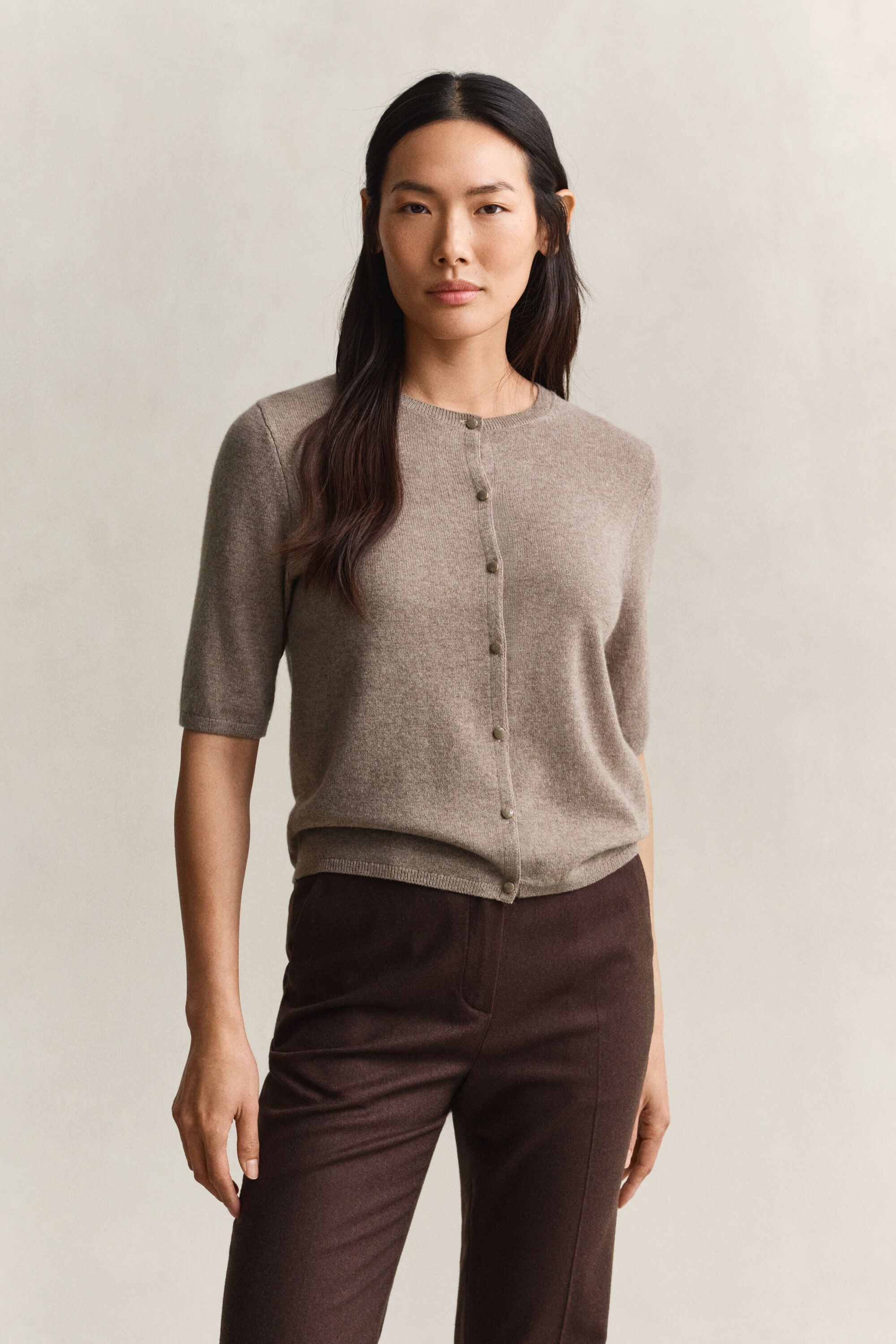 Kurzärmlige Strickjacke mit Kaschmiranteil