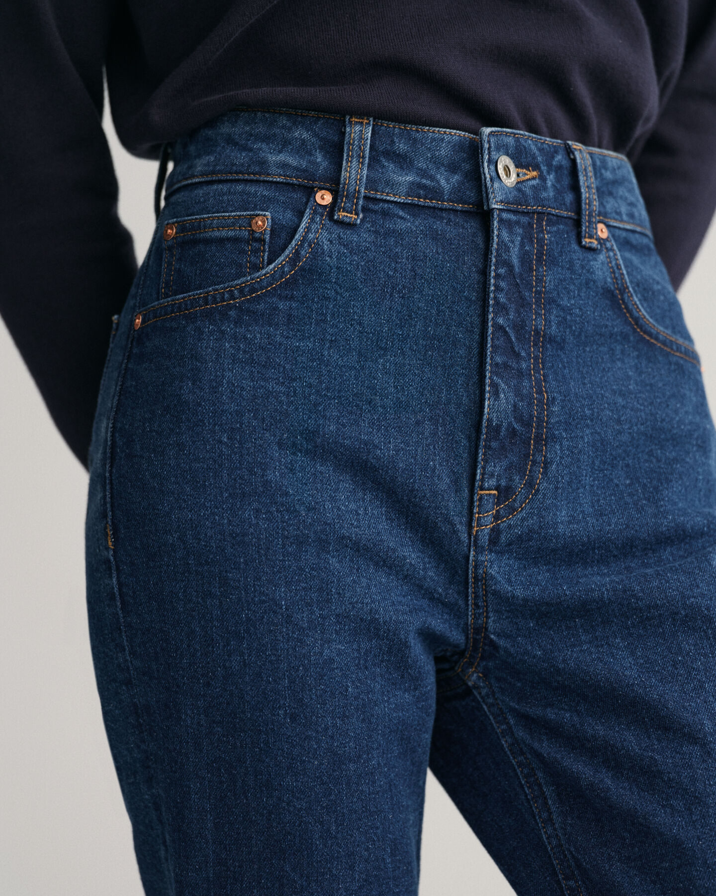 Verkürzte Jeans mit ausgestelltem Bein