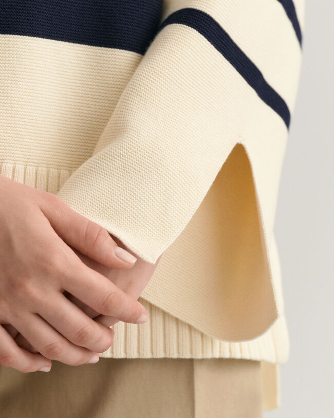 Strickpullover mit Marinestreifen und offenem Kragen