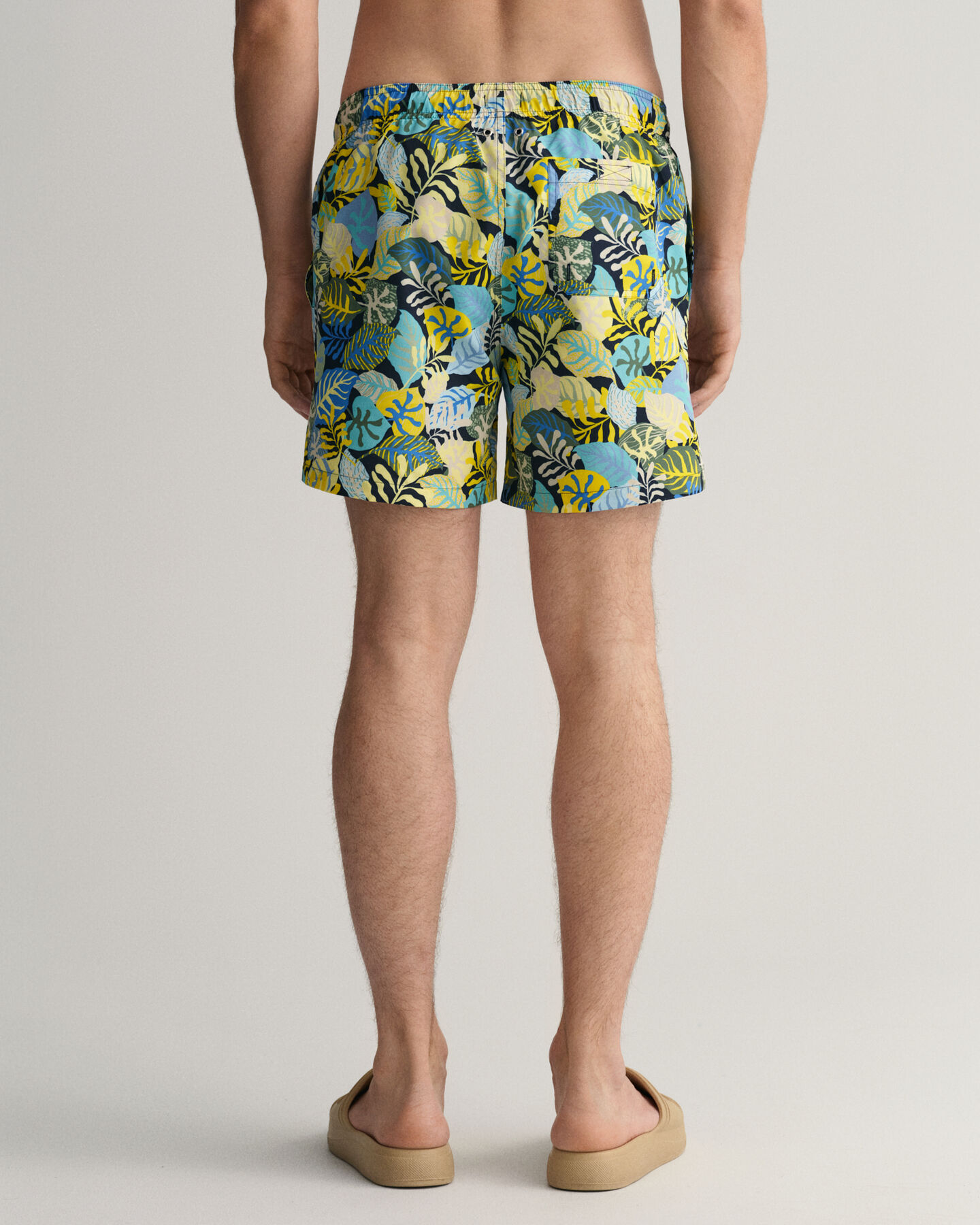 Classic Fit Badeshorts mit tropischem Print