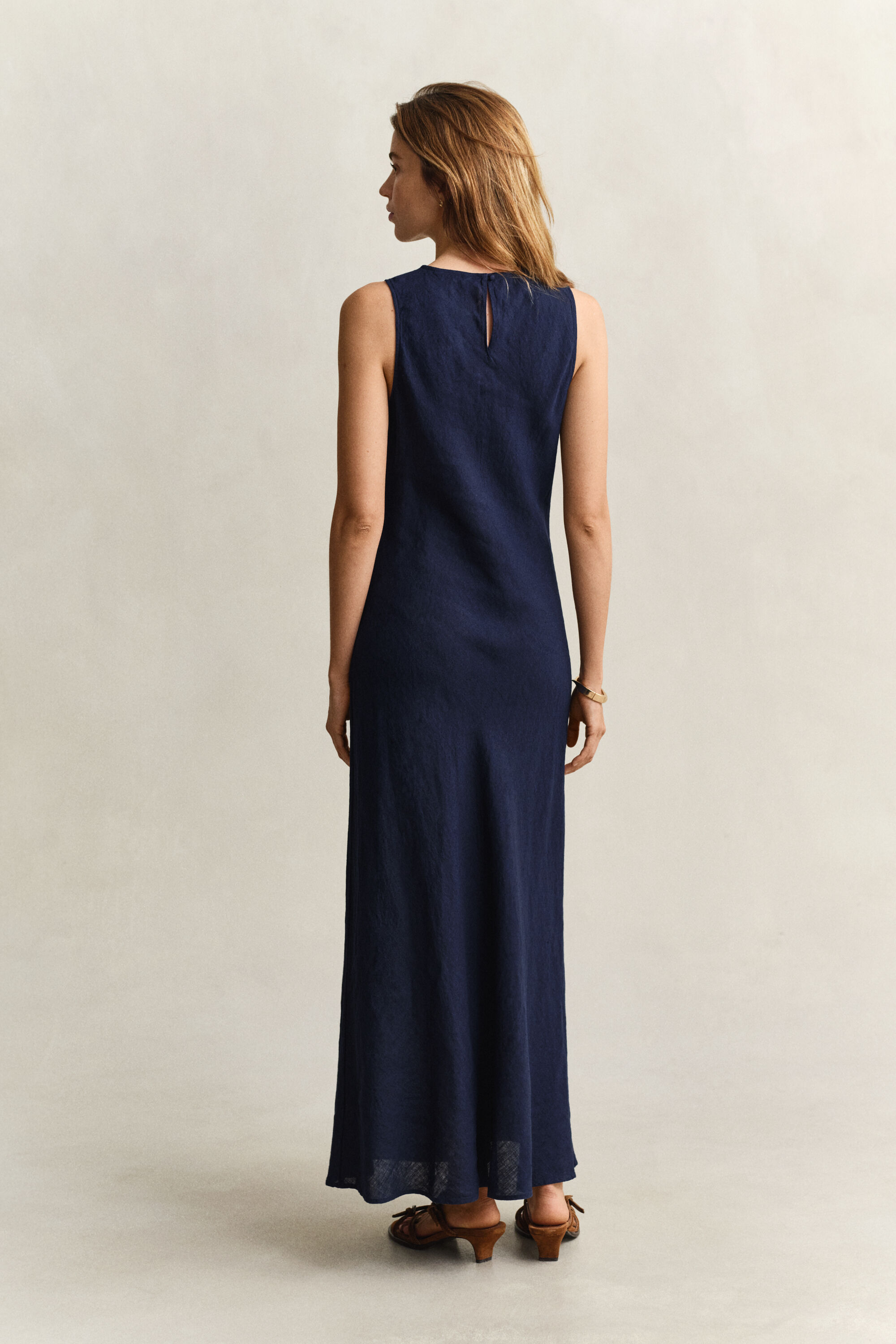 Schräg geschnittenes Midikleid aus Leinen