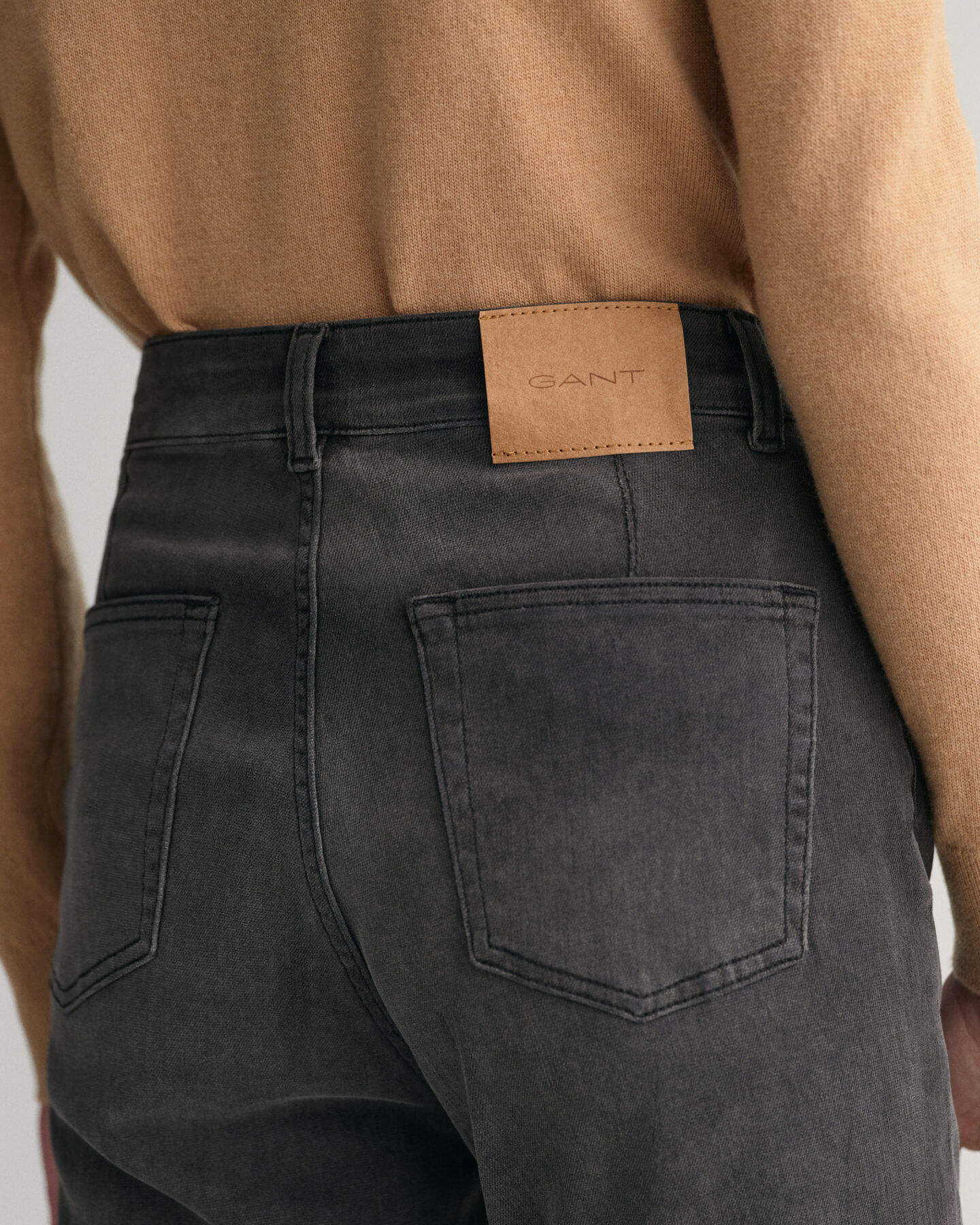 Verk&uuml;rzte Jeans mit ausgestelltem Bein