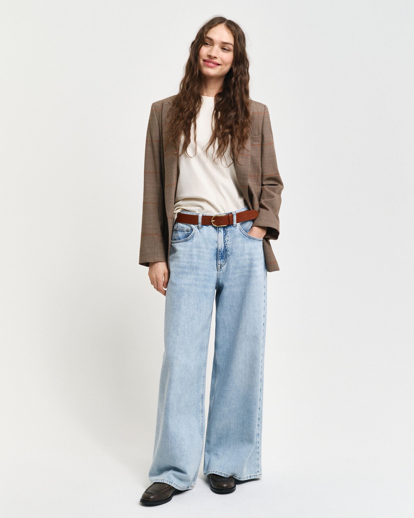 Jeans mit weitem Bein und Falten