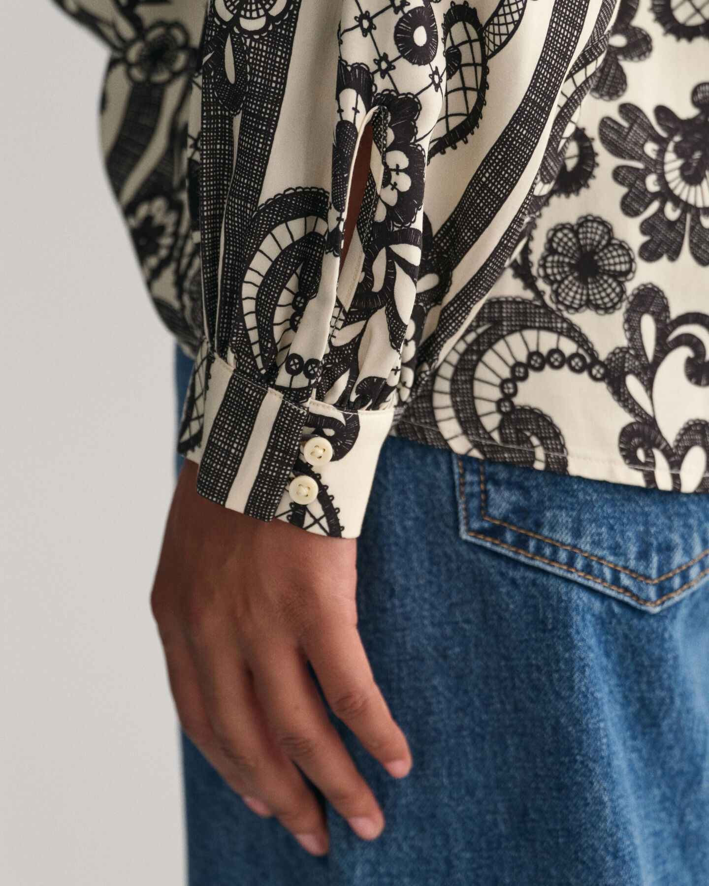 Rollkragenbluse mit Spitzen-Print