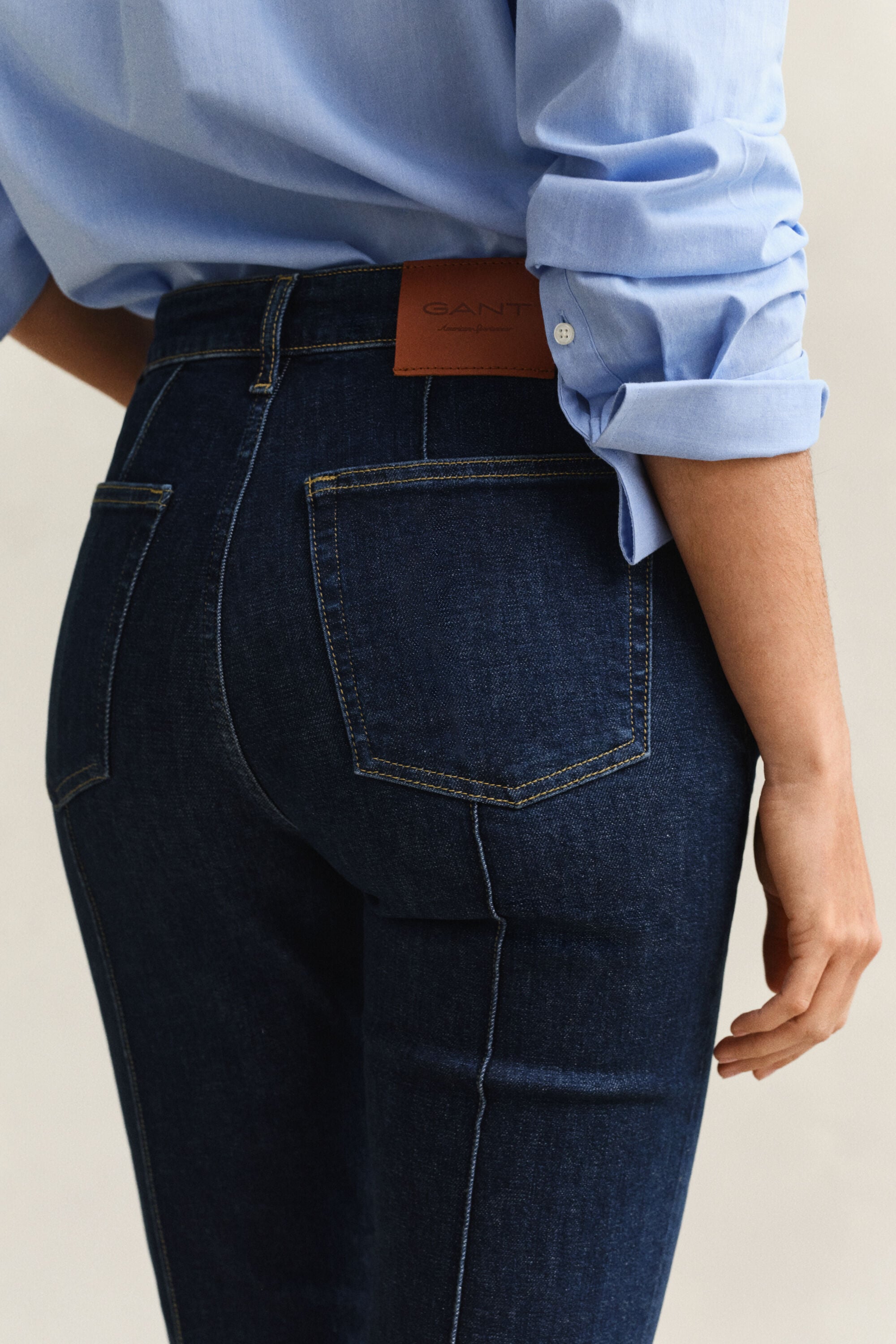 Ausgestellte Slim Fit Jeans mit Biesen