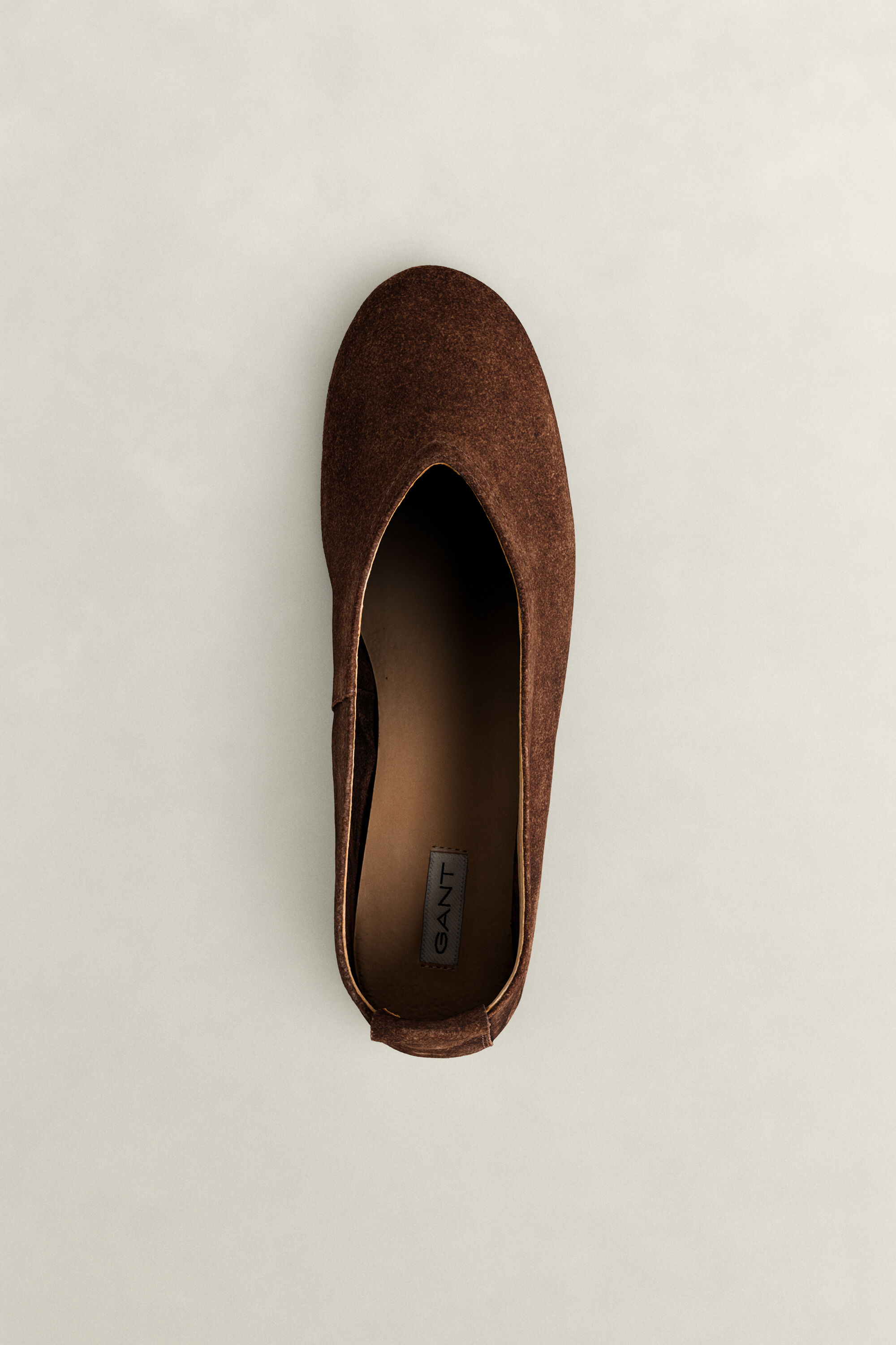 Chadii Ballerina aus Veloursleder — DARK BROWN