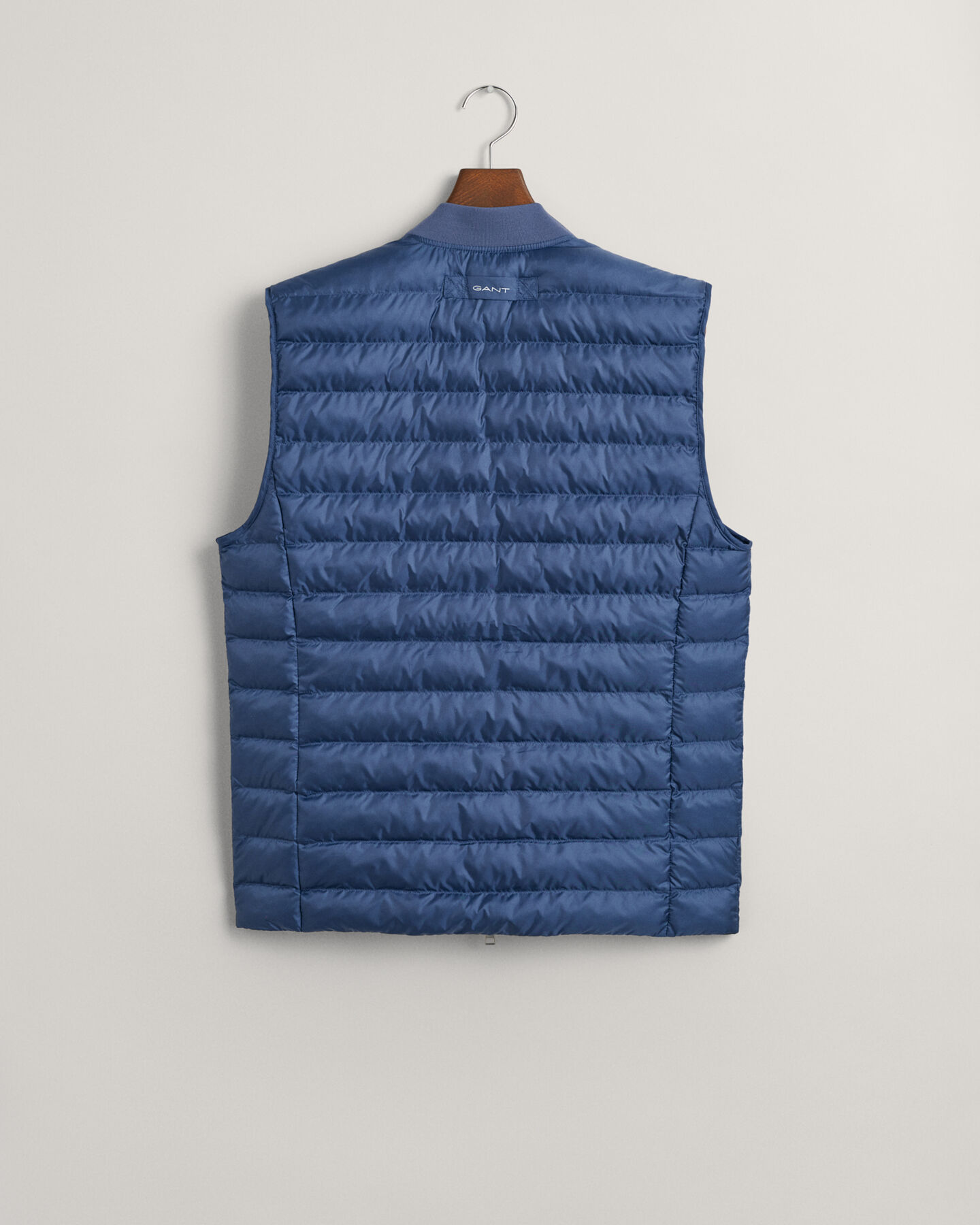 Leichte Steppweste im Bomberstil