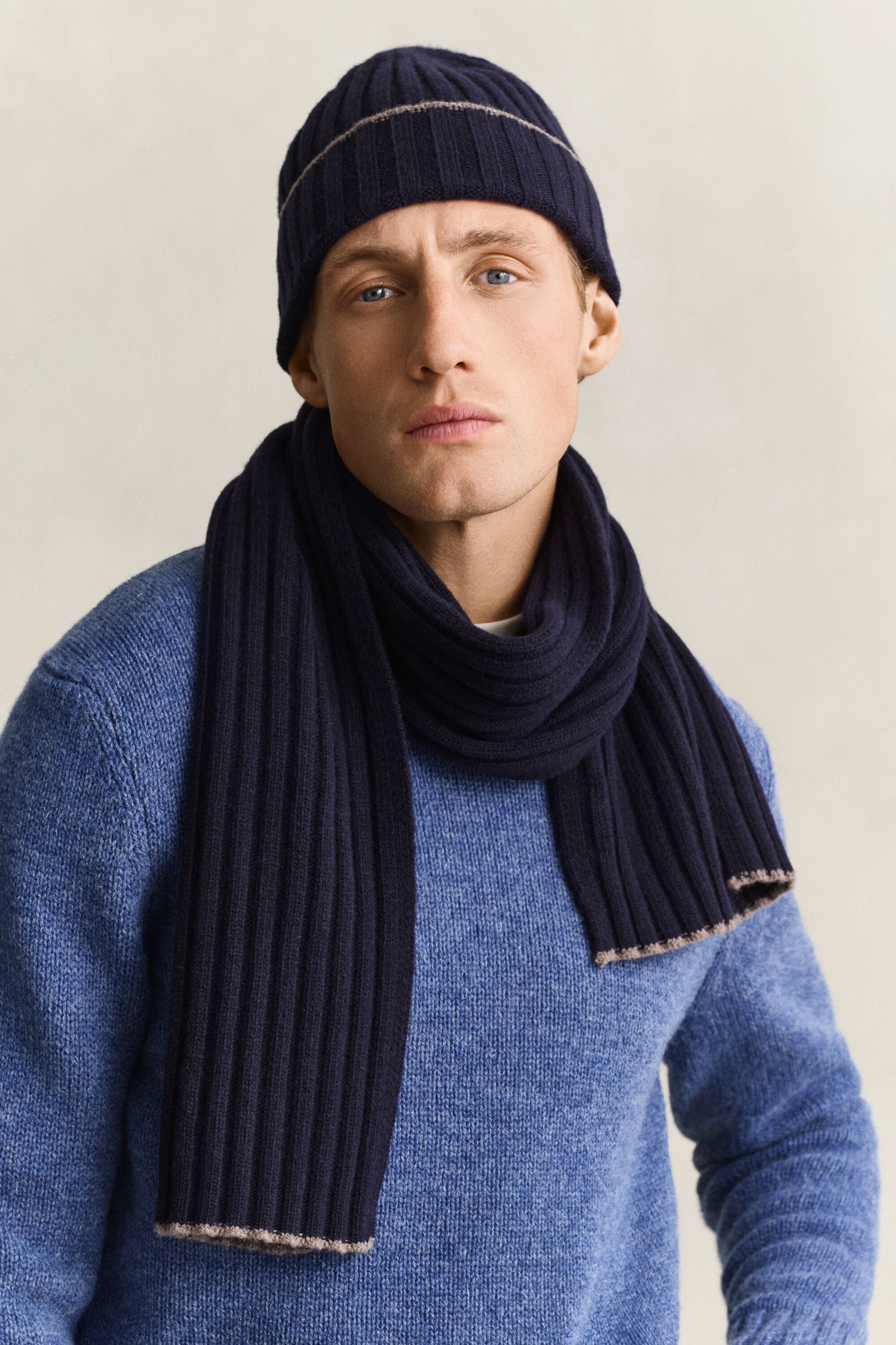 Schal und Beanie mit Randstreifen im Geschenkeset