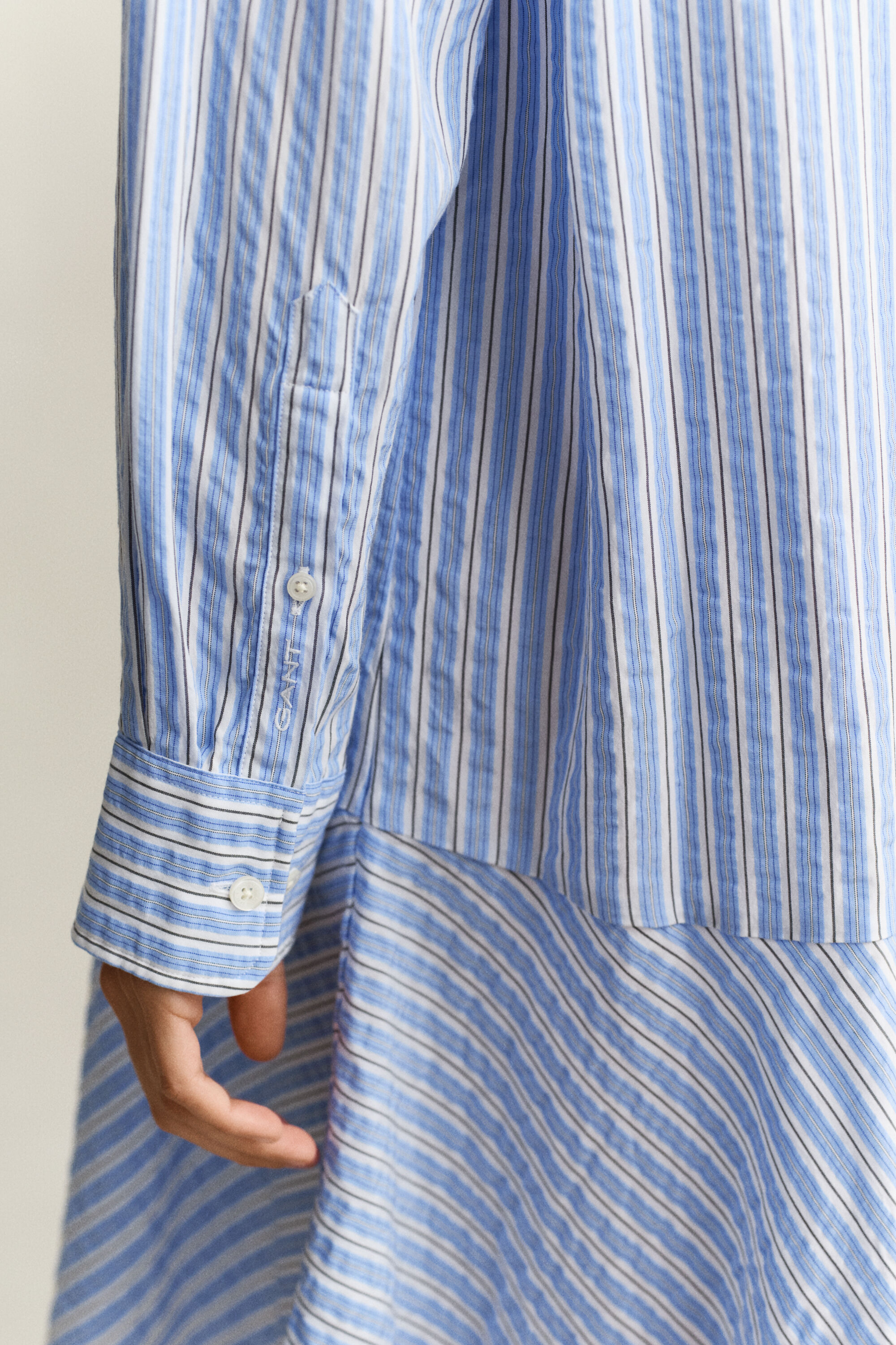 Gestreiftes Seersucker Hemdblusenkleid