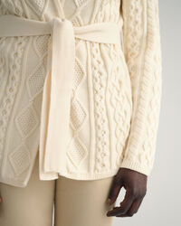 Wickelstrickjacke mit Zopfmuster