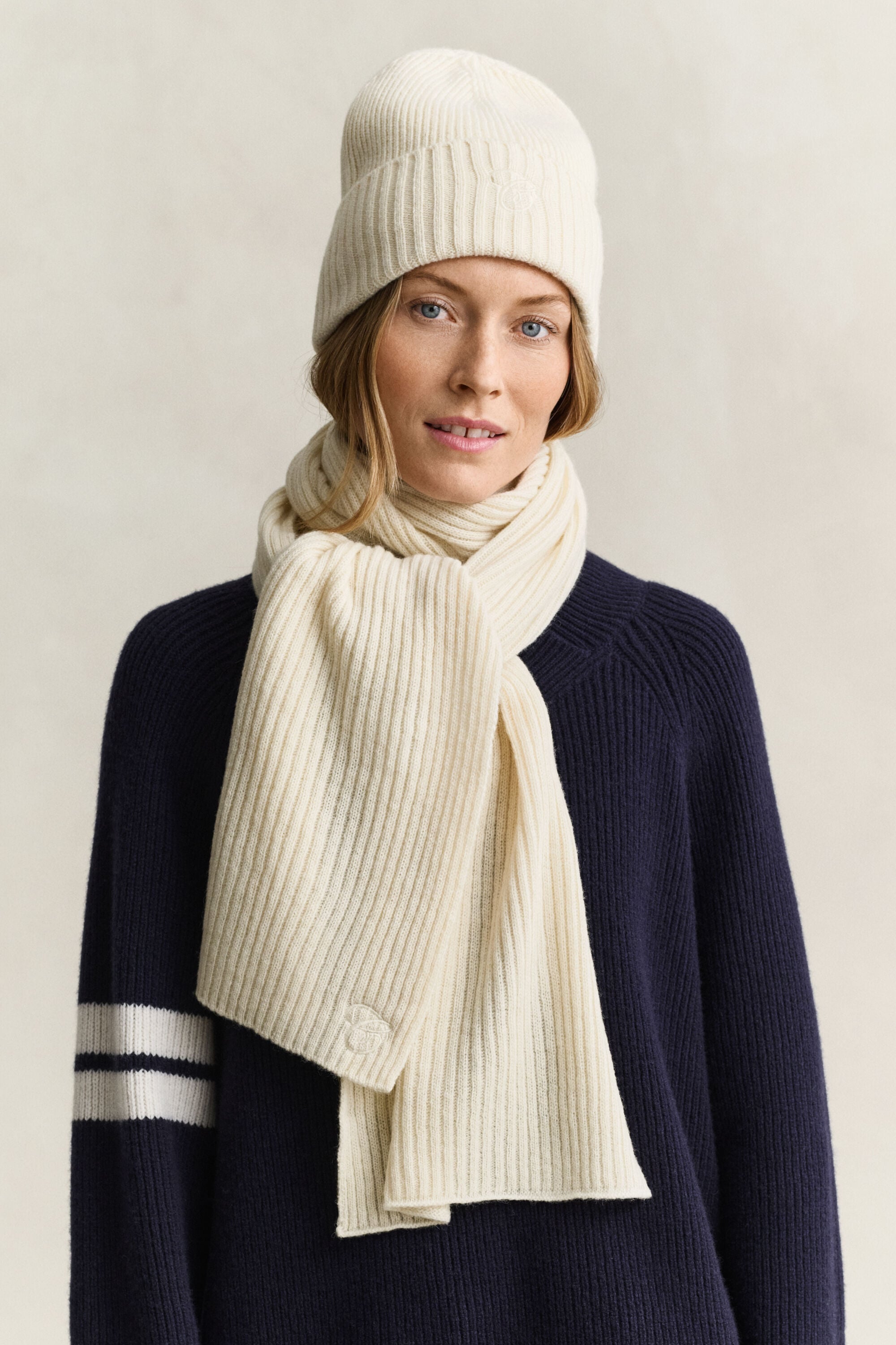 Schal und Beanie mit Stickerei im Geschenkset