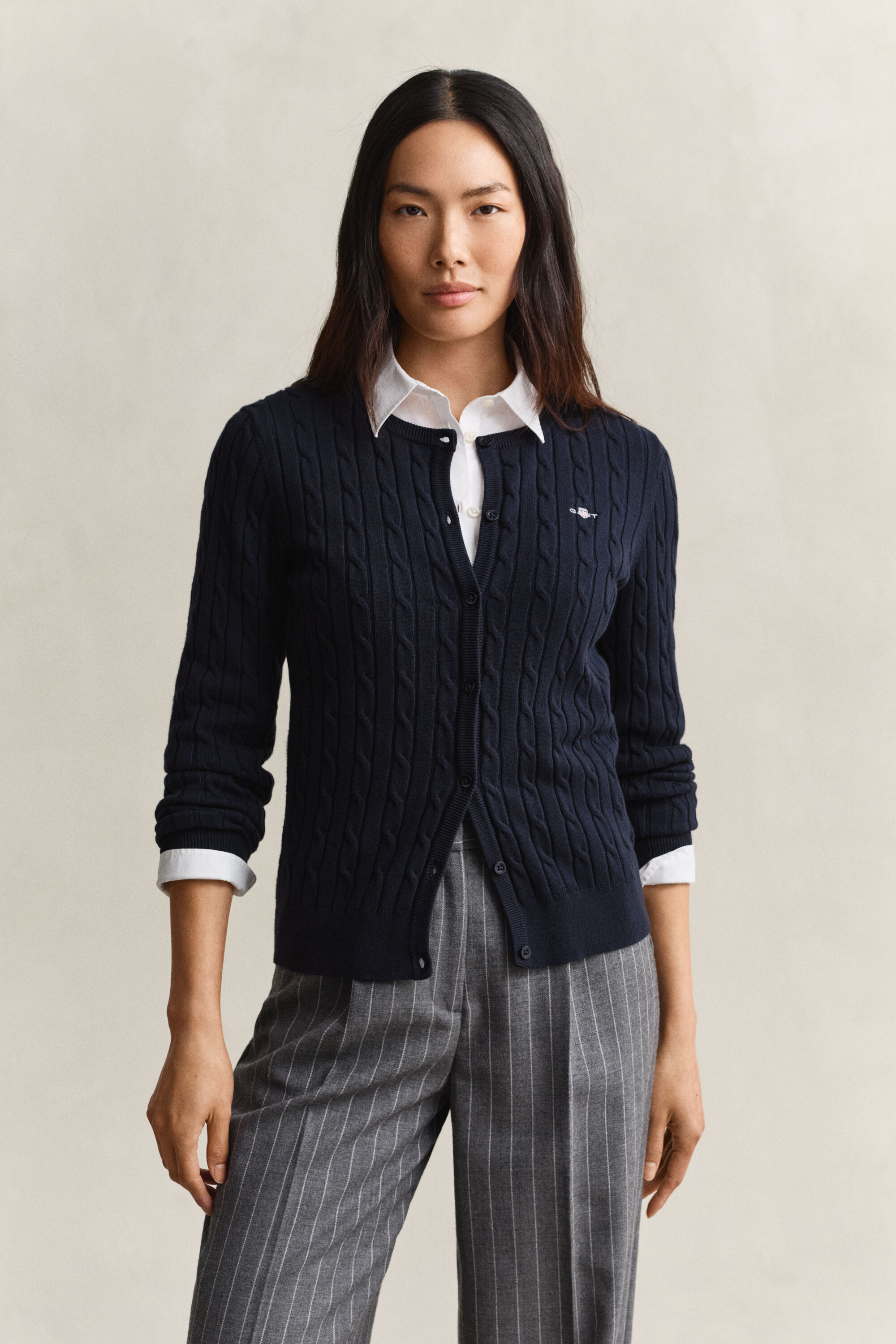 Strickjacke aus Stretch-Baumwolle mit Zopfmuster